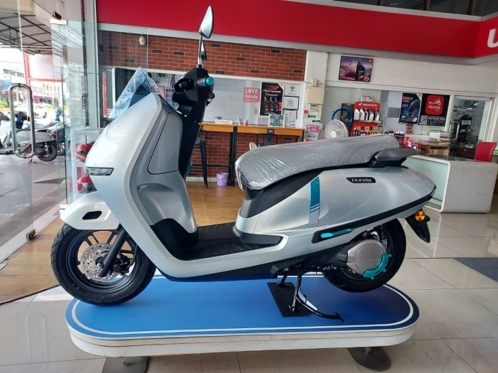 Xe máy điện Honda UC3 đắt “lòi mắt”