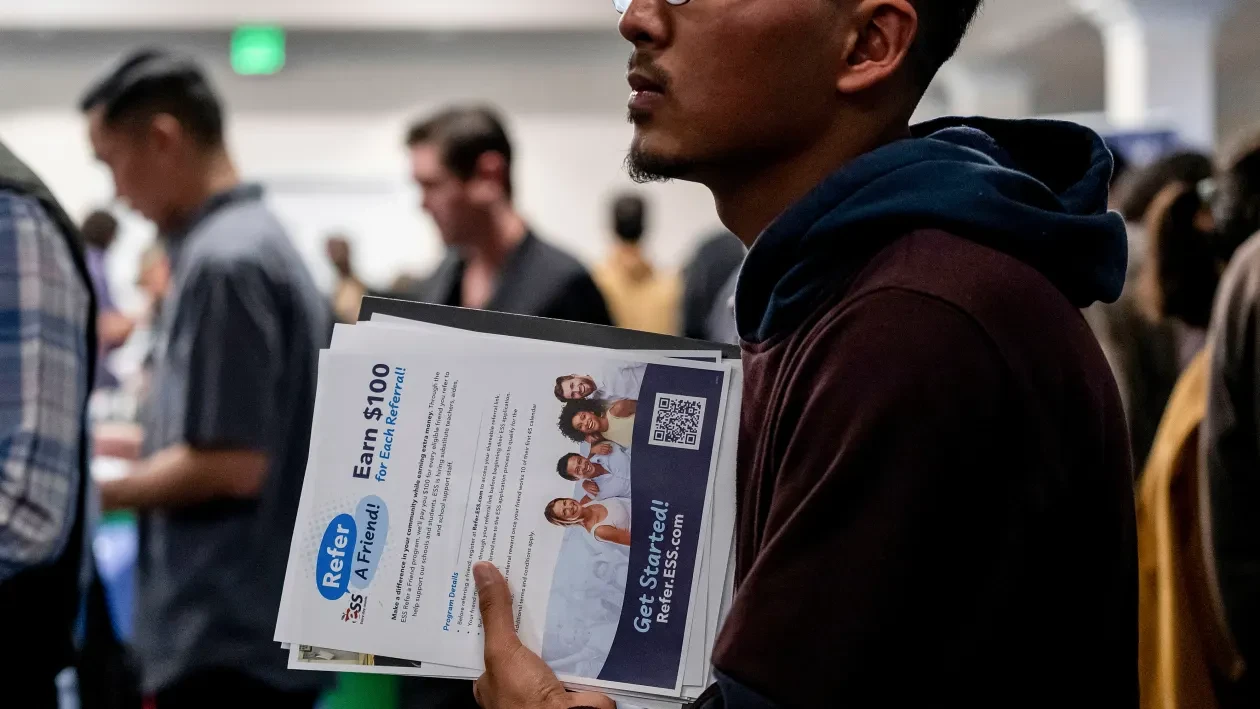 108109106-1740756333280-gettyimages-2201785663-us_job_fair.webp