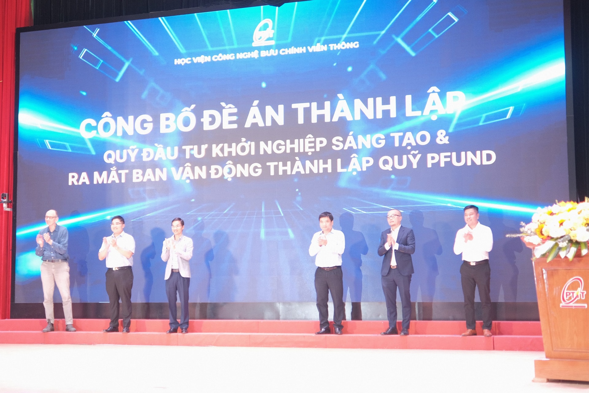 Đại biểu bấm nút phát động quỹ