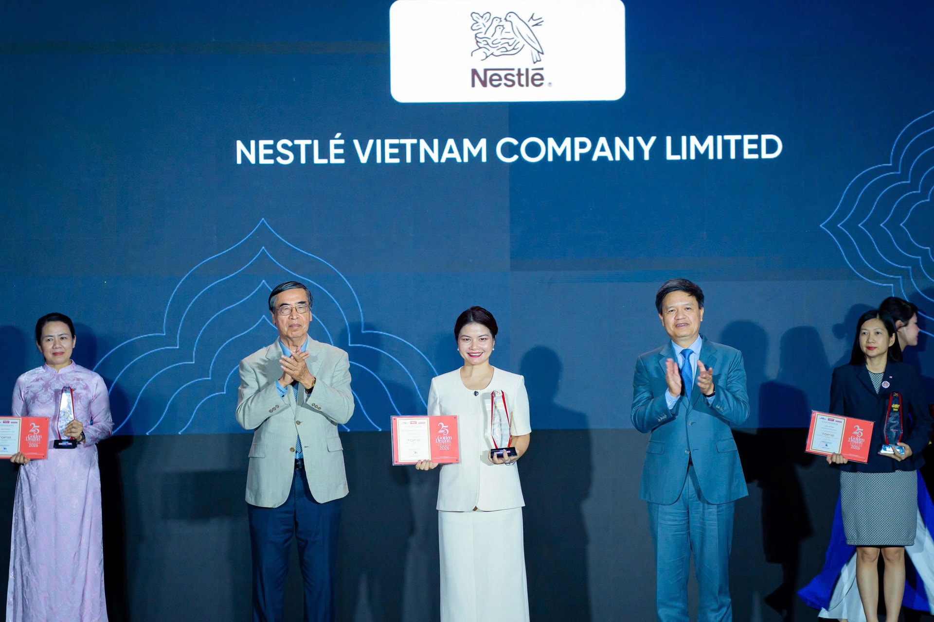 Nestlé Việt Nam được vinh danh _Top 10 Doanh nghiệp FDI phát triển bền vững_ tại hạng mục Phát triển Chuỗi giá trị Nông nghiệp bền vững tại Lễ trao giải Rồng vàng 2026