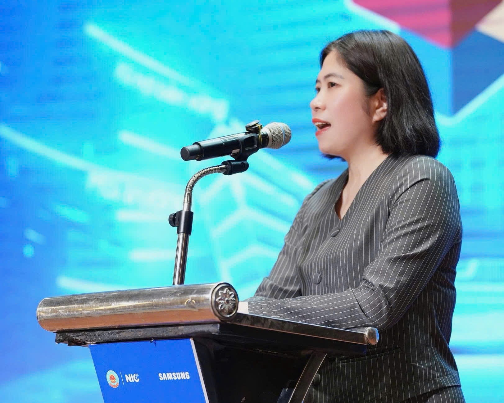 Bà Tân Anh - Phụ trách Ban Phát triển nguồn nhân lực - Trung tâm Đổi mới sáng tạo Quốc gia phát biểu tại sự kiện
