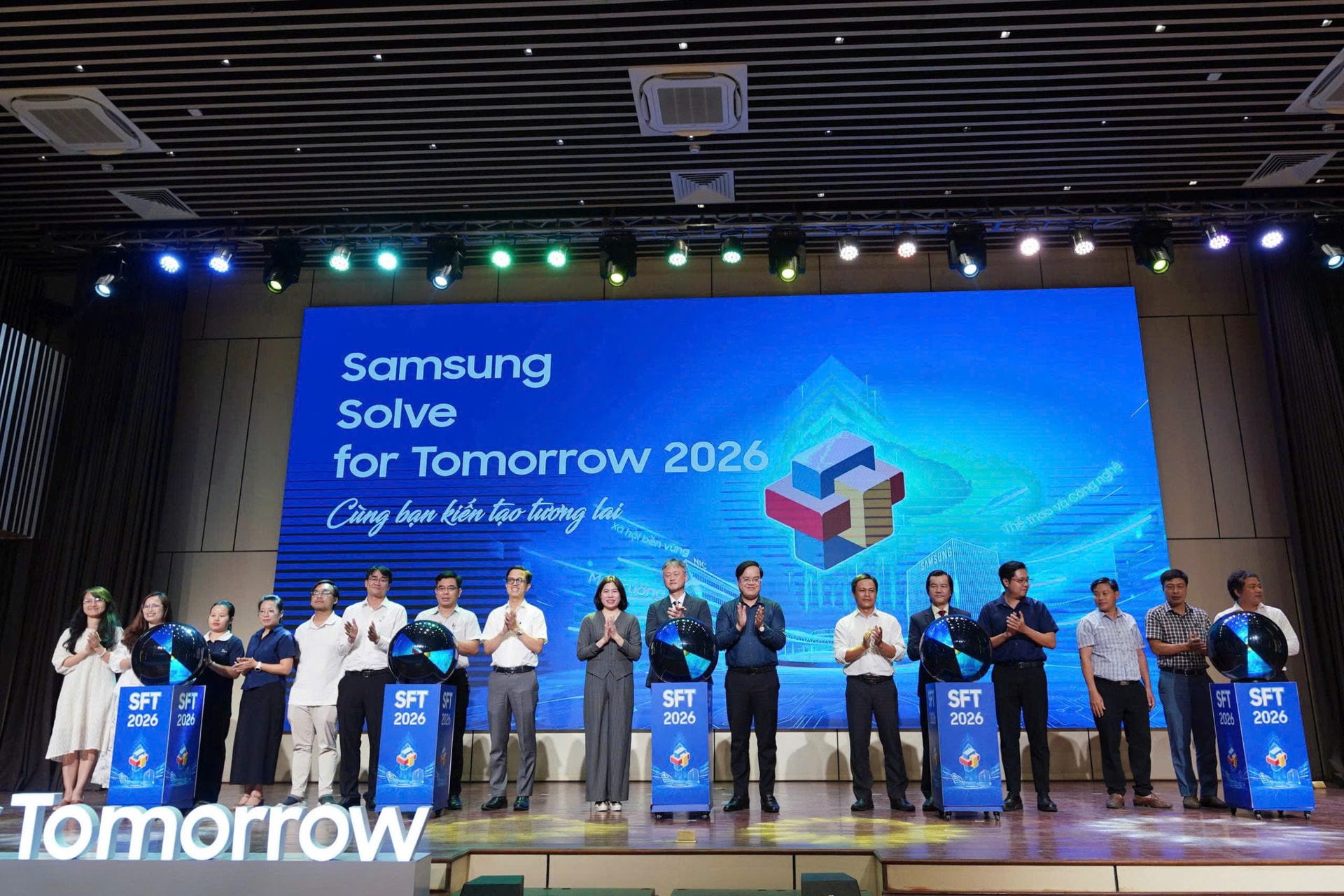 Đại biểu thực hiện nghi lễ khởi động cuộc thi Samsung Solve for Tomorrow 2026 khu vực miền Trung