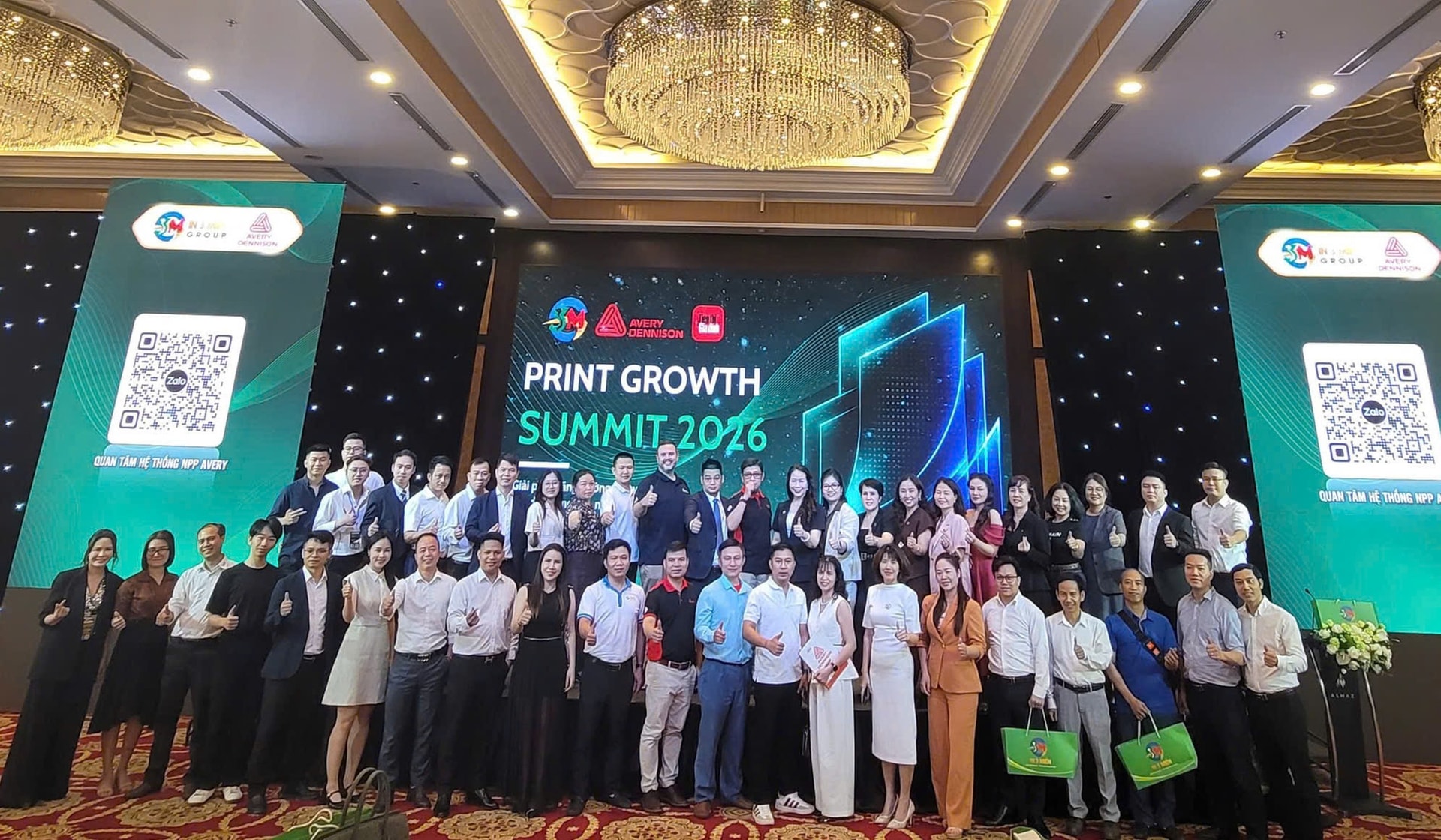 Các đại biểu chụp ảnh kỷ niệm