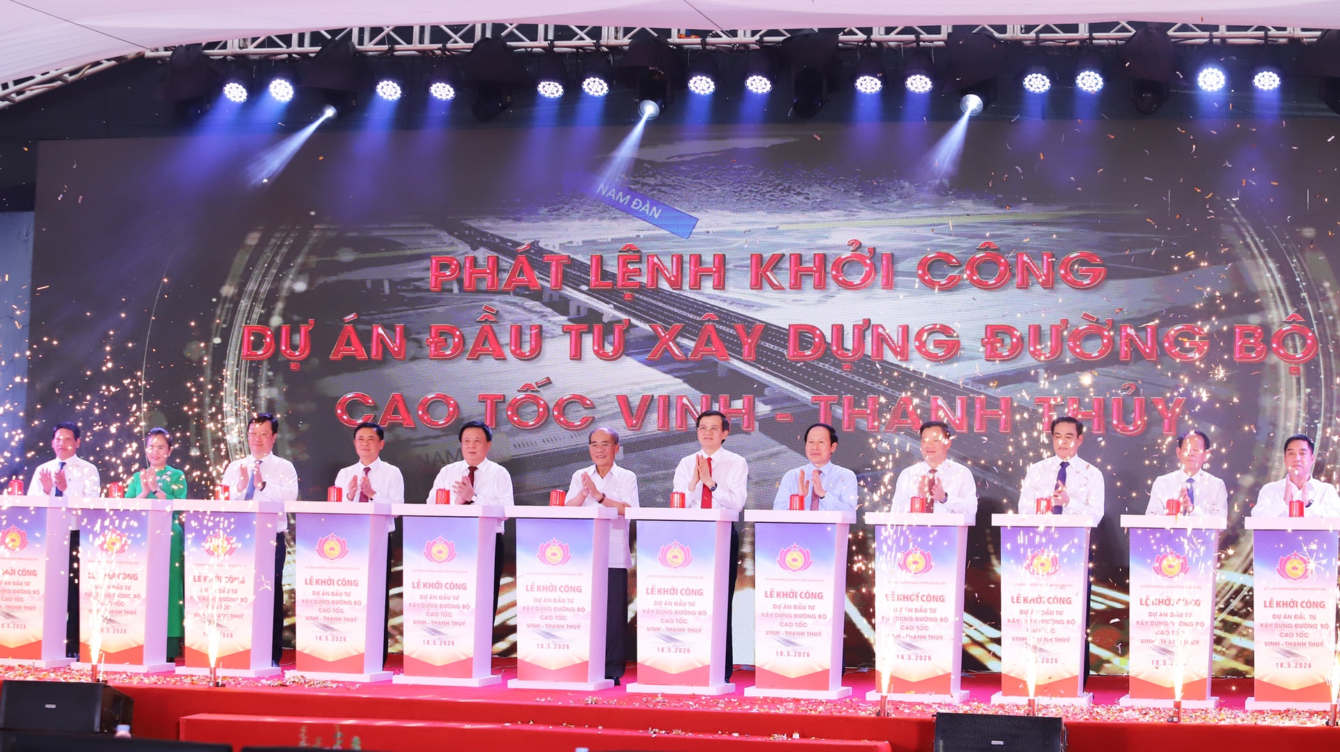 Các đại biểu thực hiện nghi thức nhấn nút phát lệnh khởi công Dự án đầu tư xây dựng đường bộ cao tốc Vinh - Thanh Thủy.