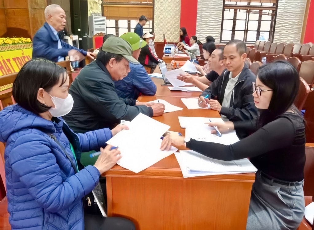 104172_nguoi_dan_xa_nghia_tru_lam_thu_tuc_nhan_tien_den_bu_ho_tro_giai_phong_mat_bang_du_an_trung_tam_dao_tao_bong_da_tre_pvf_phan_mo_rong_18360612 (1)