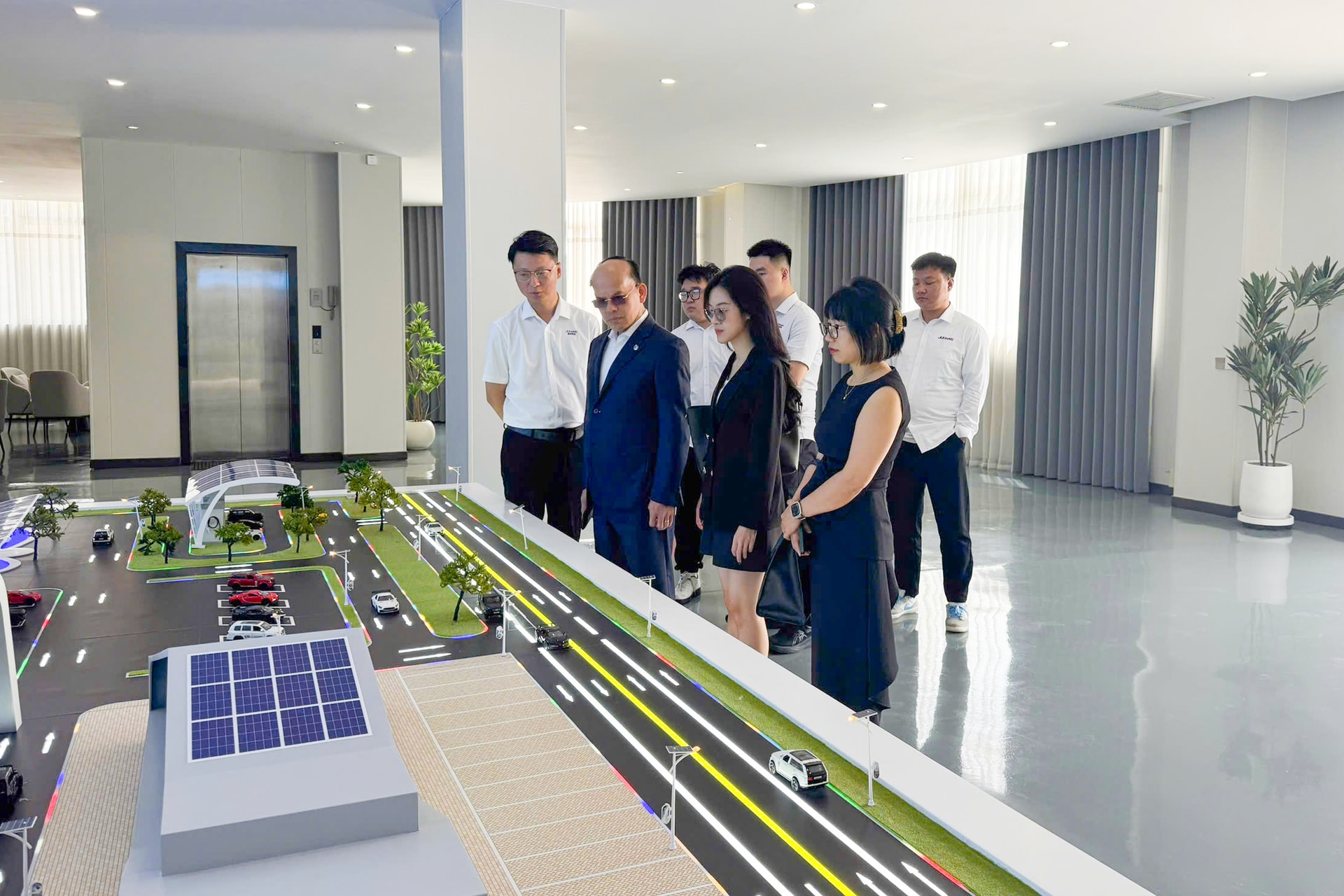 2- Ông Nguyễn Minh Hưng - Chủ tịch GIP tham quan nhà máy sản xuất cuả Tập đoàn Juhang tại Hình Đài, Hà Bắc (Trung Quốc)