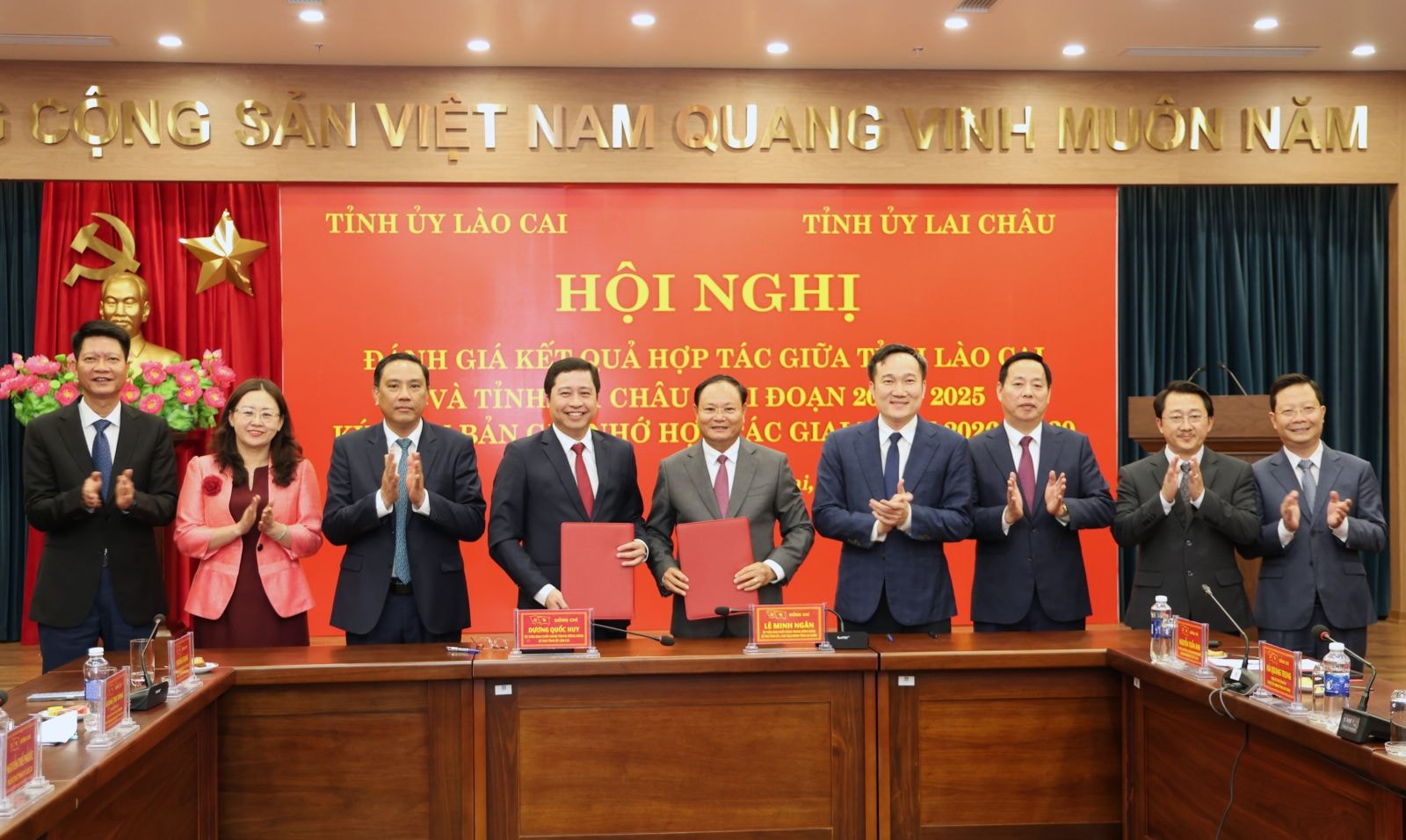 Bí thư Tỉnh ủy hai tỉnh ký kết Biên bản ghi nhớ hợp tác giai đoạn 2026-2030.