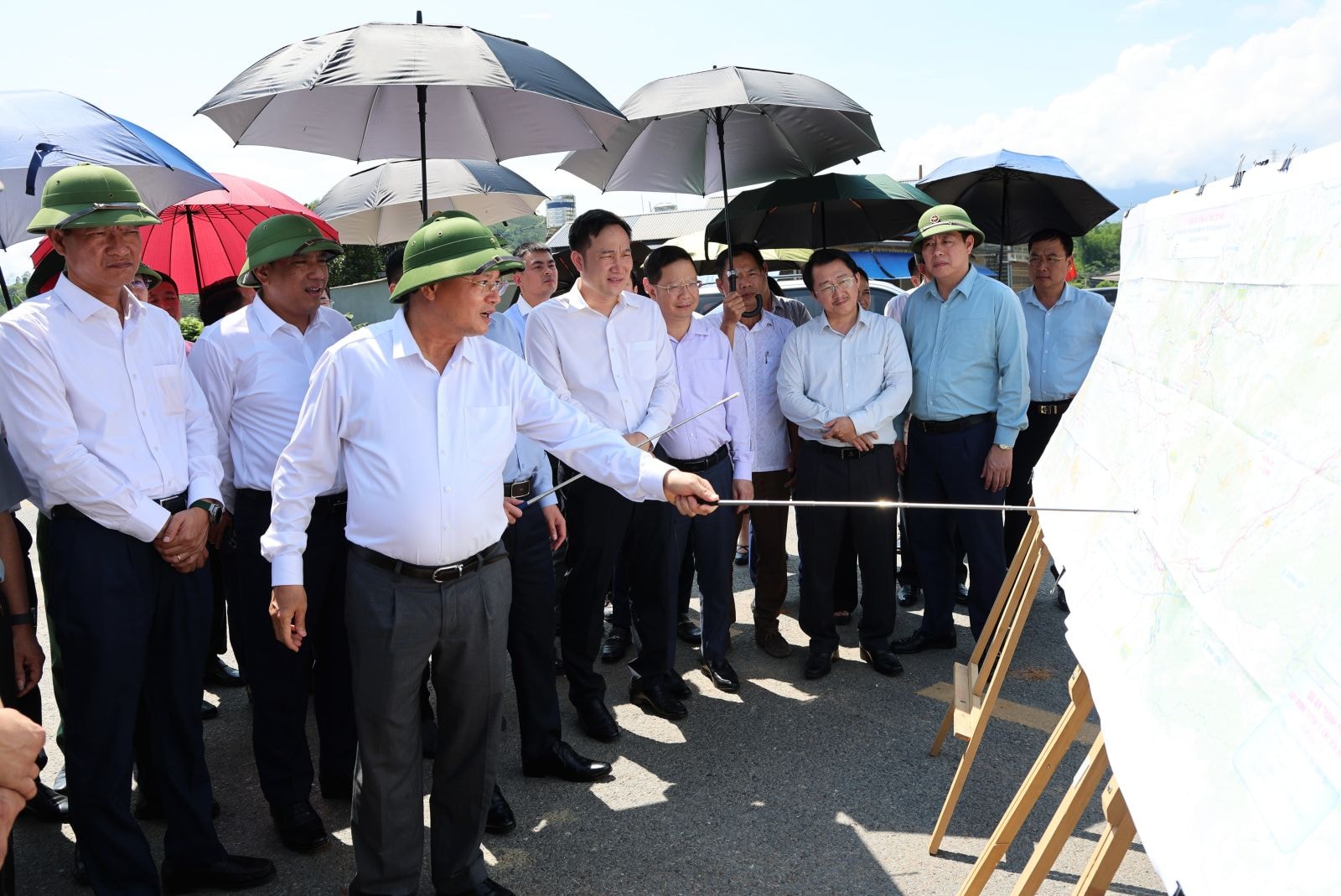 Các đồng chí lãnh đạo khảo sát hướng tuyến dự án Cao tốc Bảo Hà - Lai Châu và xem bản đồ dự án.