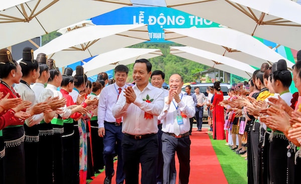 Đồng chí Trần Tiến Dũng, Ủy viên BCHTW Đảng, Bí Thư Tỉnh ủy, Trưởng đoàn ĐBQH tỉnh Điện Biên cùng các đại biểu đến tham dự Lễ động thổ: Dự án thành phần 1 - Dự án đầu tư đoạn tuyến cao tốc Sơn La - Điện Biên - Cửa khẩu Tây Trang.