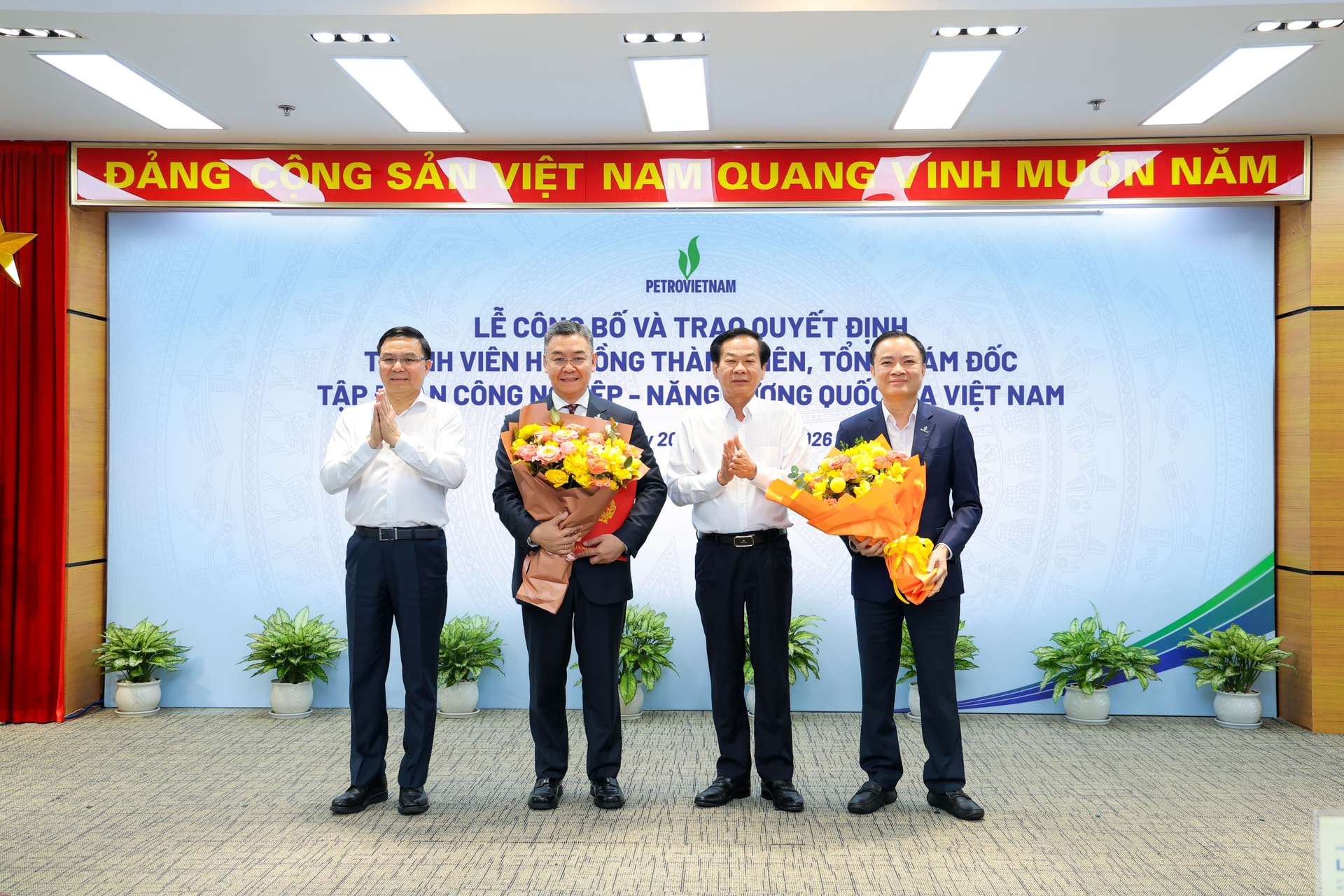 Bộ trưởng Bộ Nội vụ Đỗ Thanh Bình và Bộ trưởng Bộ Công Thương Lê Mạnh Hùng chúc mừng Petrovietnam đã kiện toàn nhân sự lãnh đạo cấp cao