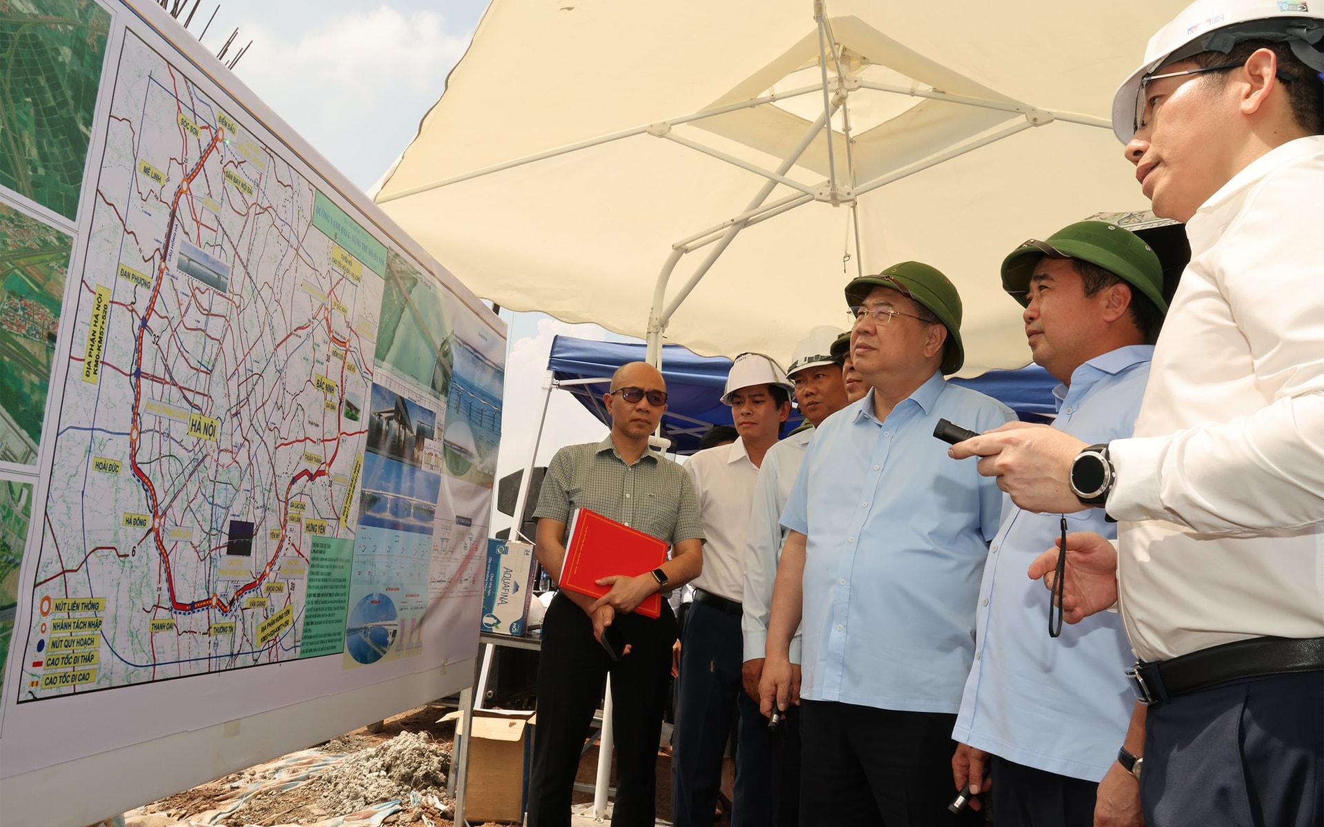 Phó Thủ tướng Thường trực Phạm Gia Túc kiểm tra tiến độ dự án sân bay Gia Bình, tuyến đường Vành đai 4 - Vùng Thủ đô- Ảnh 5.