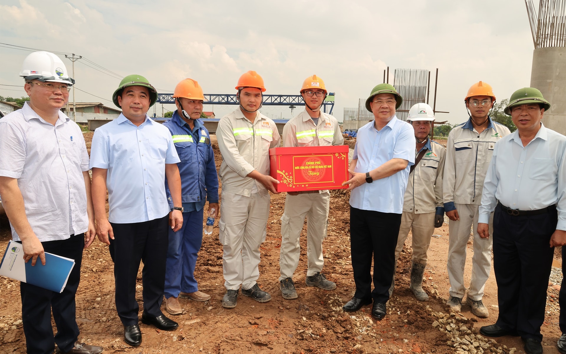 Phó Thủ tướng Thường trực Phạm Gia Túc kiểm tra tiến độ dự án sân bay Gia Bình, tuyến đường Vành đai 4 - Vùng Thủ đô- Ảnh 6.