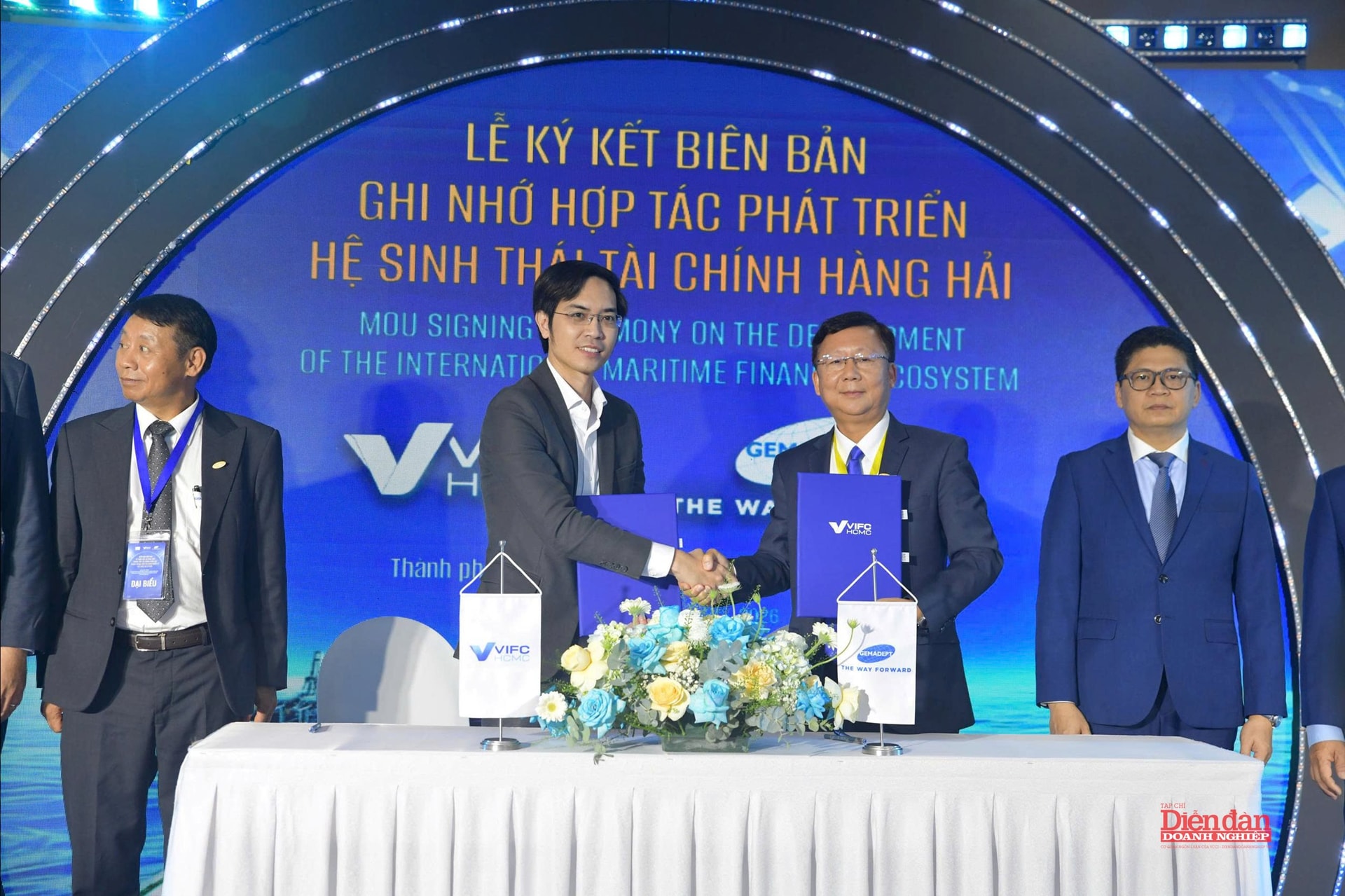 Ông Huân kí kết