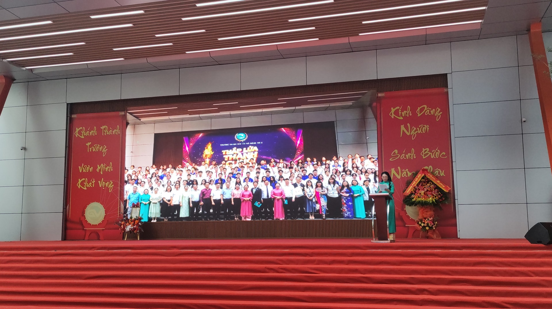 ảnh cô hiệu trưởng
