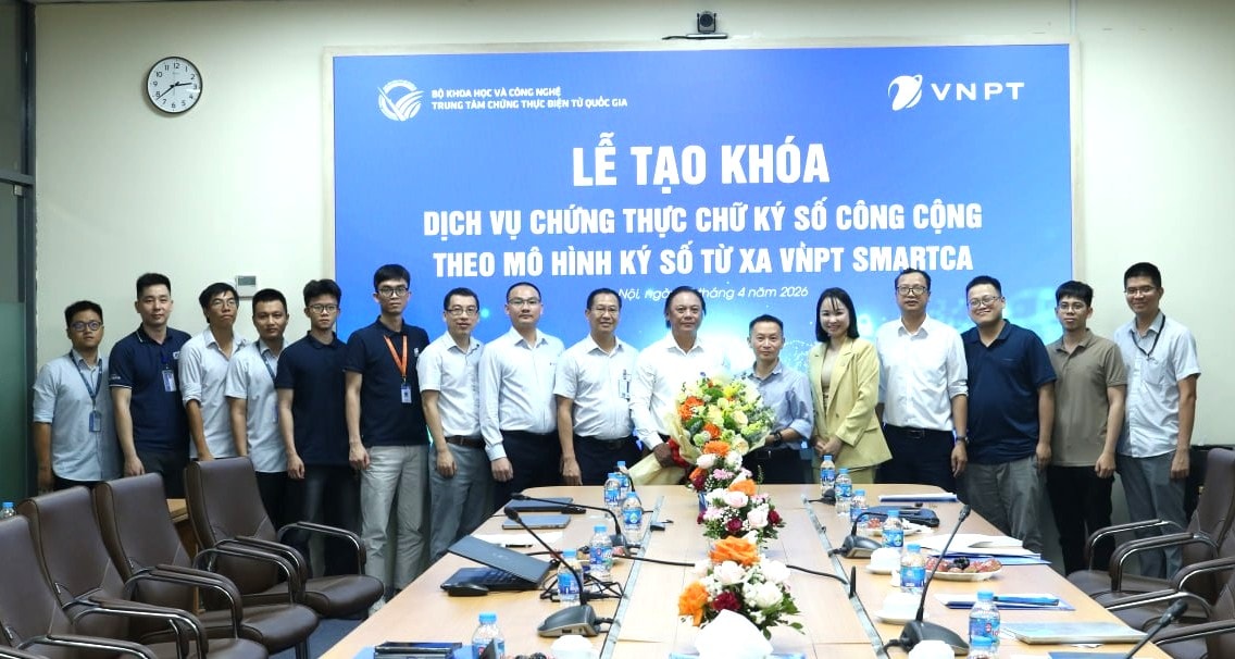 Lãnh đạo Trung tâm Chứng thực điện tử quốc gia (Bộ Khoa học và Công nghệ) và VNPT tại Lễ tạo khóa chứng thư số mới cho dịch vụ VNPT Smart CA.