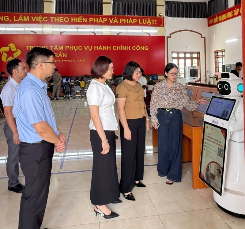 Sự xuất hiện của một 'cán bộ tiếp dân' đặc biệt – Robot AI ngay tại sảnh chính Trung tâm Phục vụ hành chính công xã Gia Trấn (Ninh Bình) (Ảnh: UBND xã Gia Trấn)