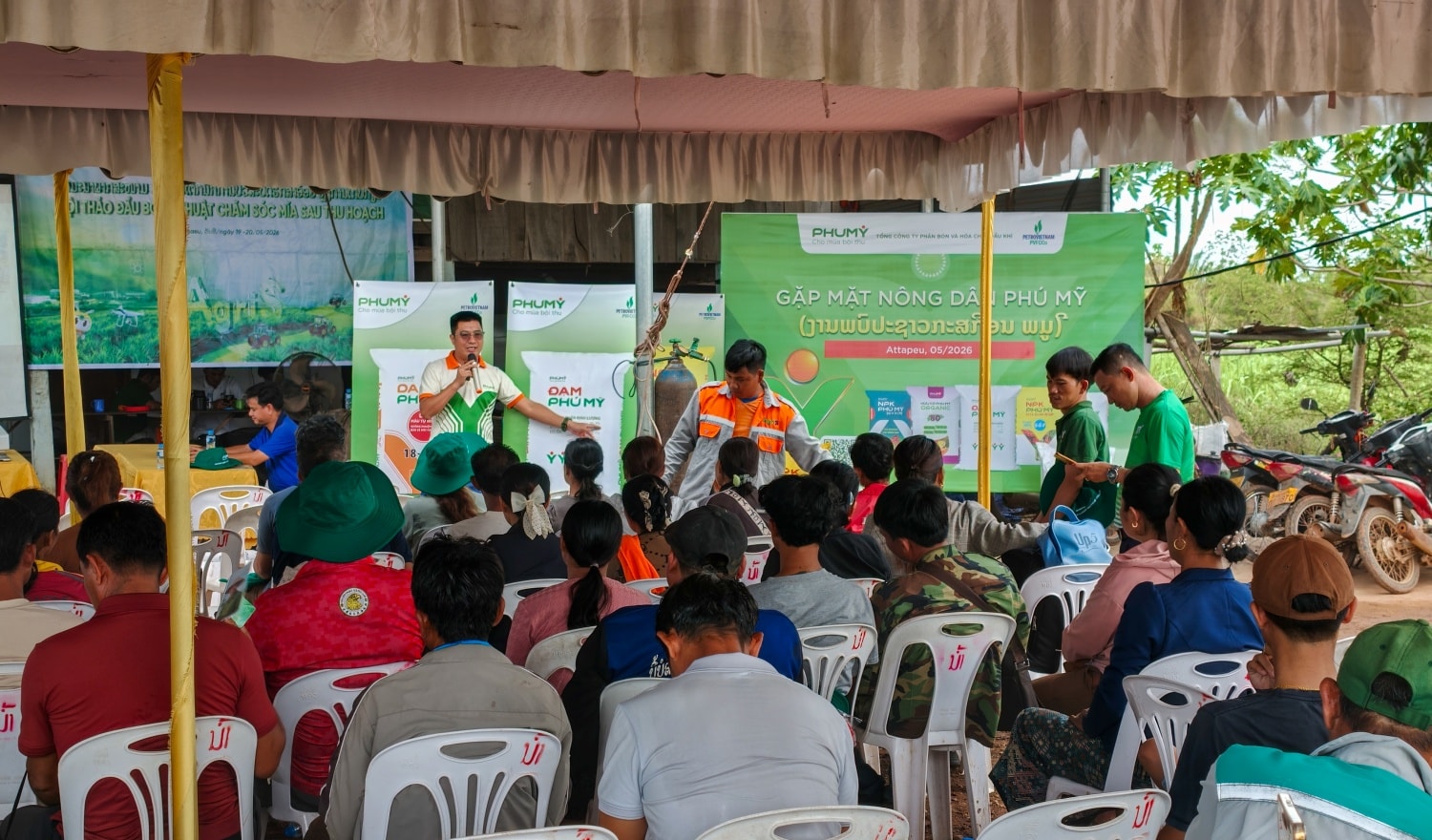 Hội thảo kỹ thuật tại vùng nguyên liệu mía Attapeu, thu hút đông đảo nông dân, đại diện chính quyền địa phương cùng các chuyên gia nông nghiệp tham dự.