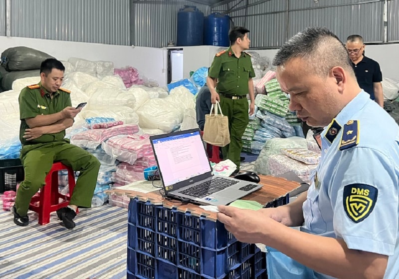 Triệt phá đường dây sản xuất băng vệ sinh giả quy mô lớn tại Hưng Yên