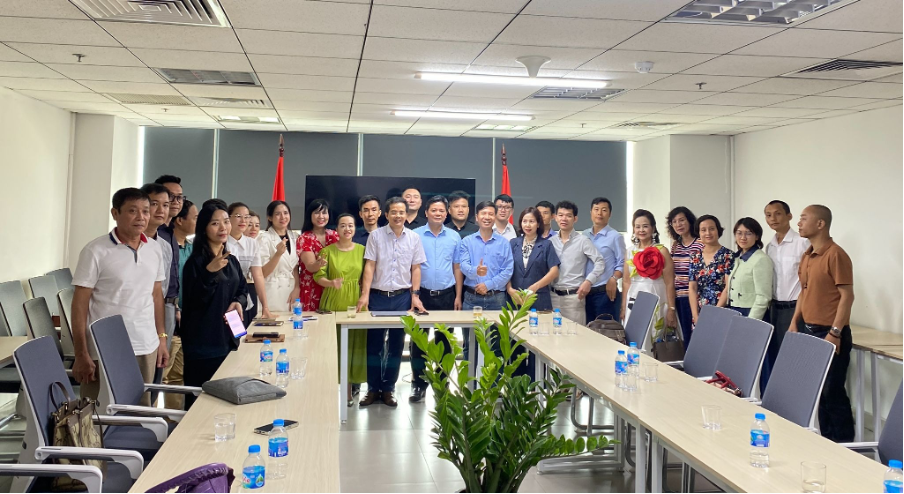 Cục trưởng chụp cùng các doanh nghiệp khởi nghiệp