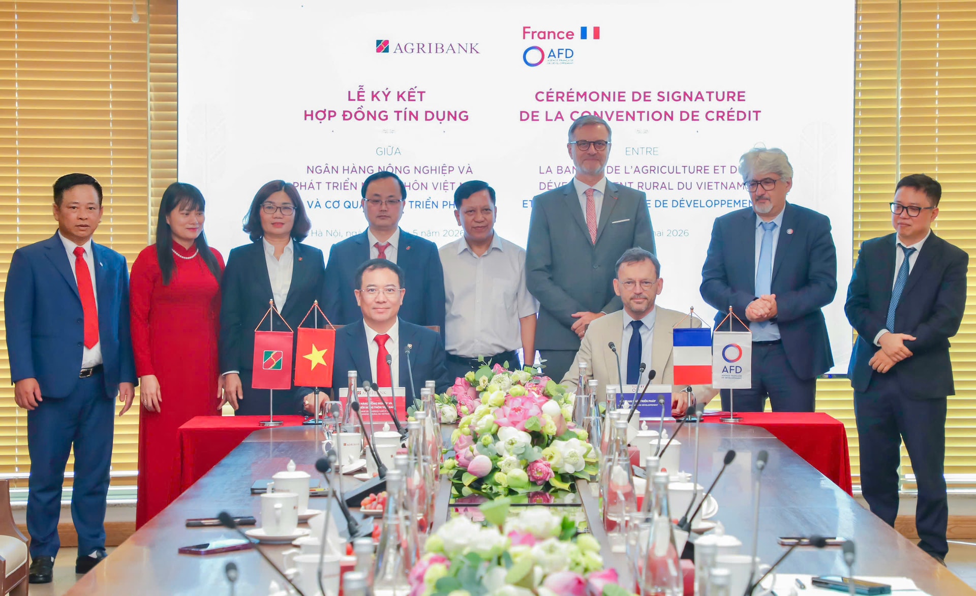Ông Julien Seillan, Giám đốc AFD Việt Nam và ông Đoàn Ngọc Lưu, Phó Tổng Giám đốc Agribank đã thực hiện nghi thức ký kết Hợp đồng tín dụng Hạn mức tài chính khí hậu
