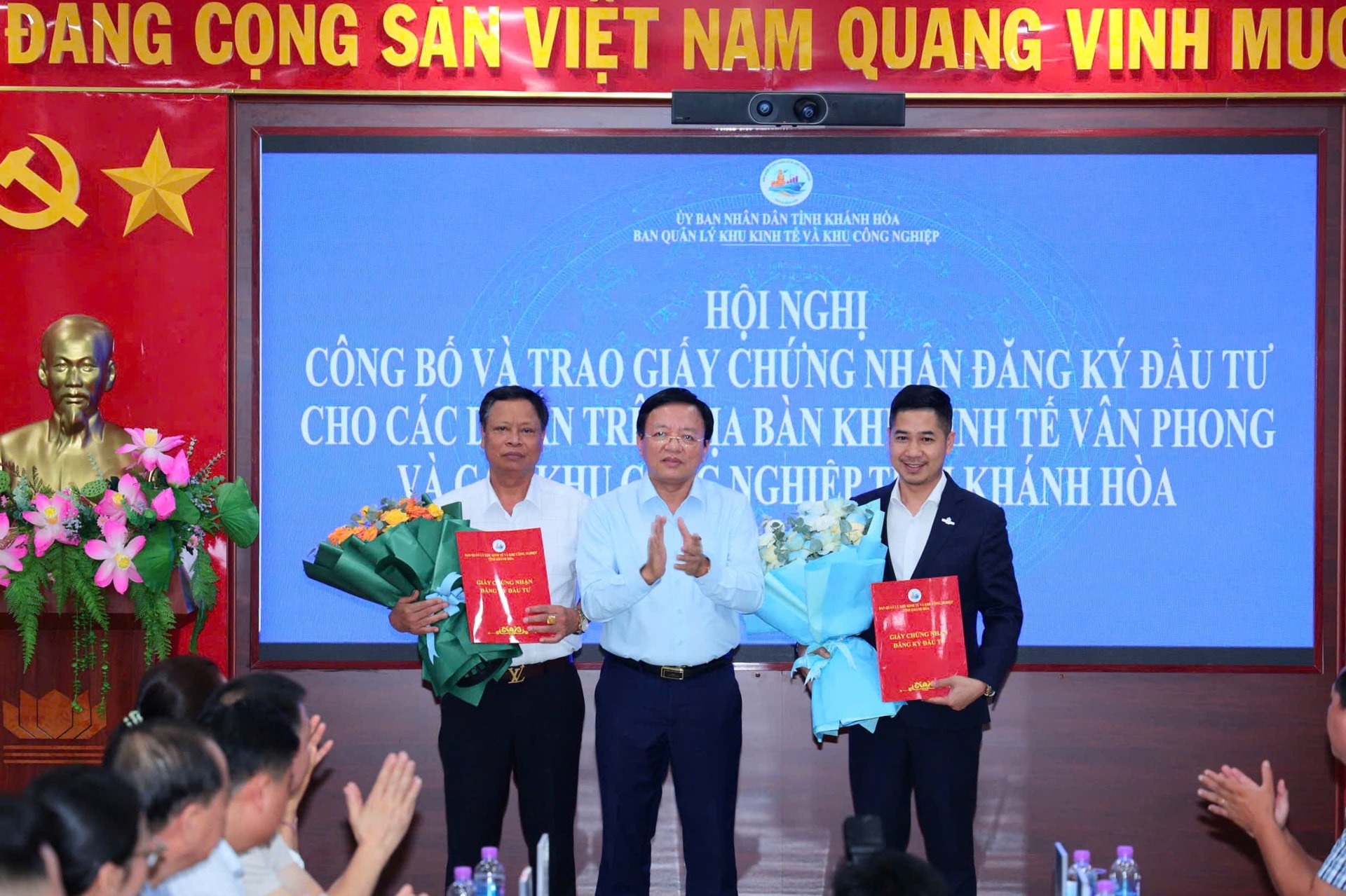 Ông Lê Huyền - Tỉnh Uỷ viên, Phó Chủ tịch UBND tỉnh Khánh Hoà trao Quyết định c...hủ trương đầu tư đồng thời chấp thuận là nhà đầu tư cho Công ty Cổ phần Khu công nghiệp Stavian