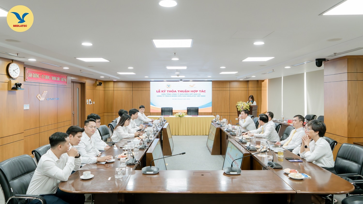 1-medlatec-ky-ket-hop-tac-cung-buu-dien-viet-nam.jpg