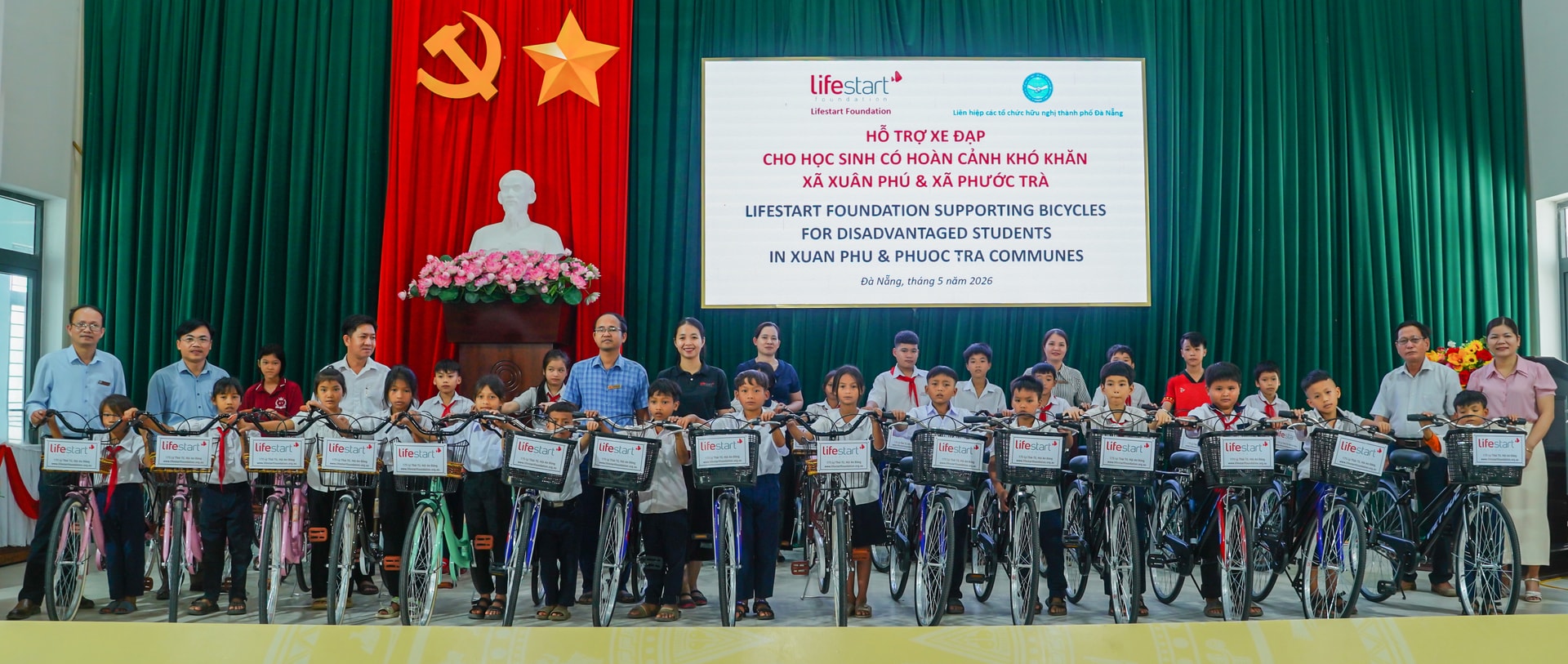 01 Bà Nguyễn Thị Cẩm Nhung, Quản lý của tổ chức Lifestart Foundation, cùng đại diện chính quyền xã Phước Trà tại Lễ Trao tặng Xe đạp cho 30 học sinh có hoàn cảnh khó khăn.