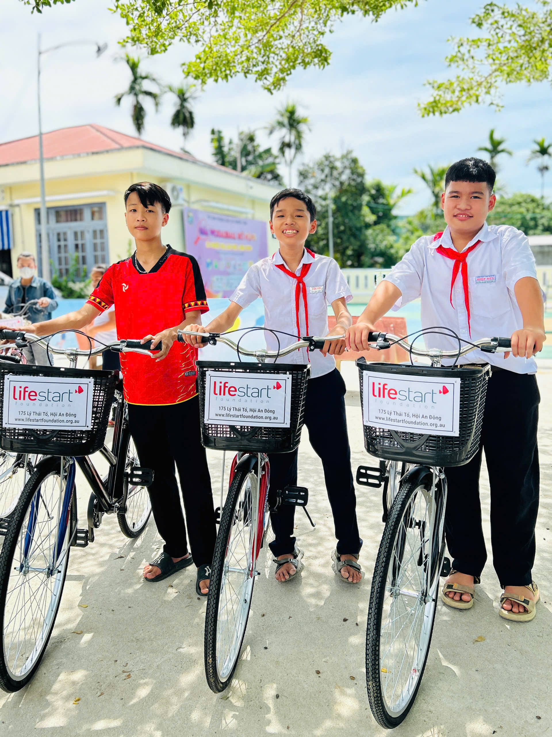 06 Các em học sinh nghèo hiếu học ở xã Phước Trà tại buổi lễ nhận xe