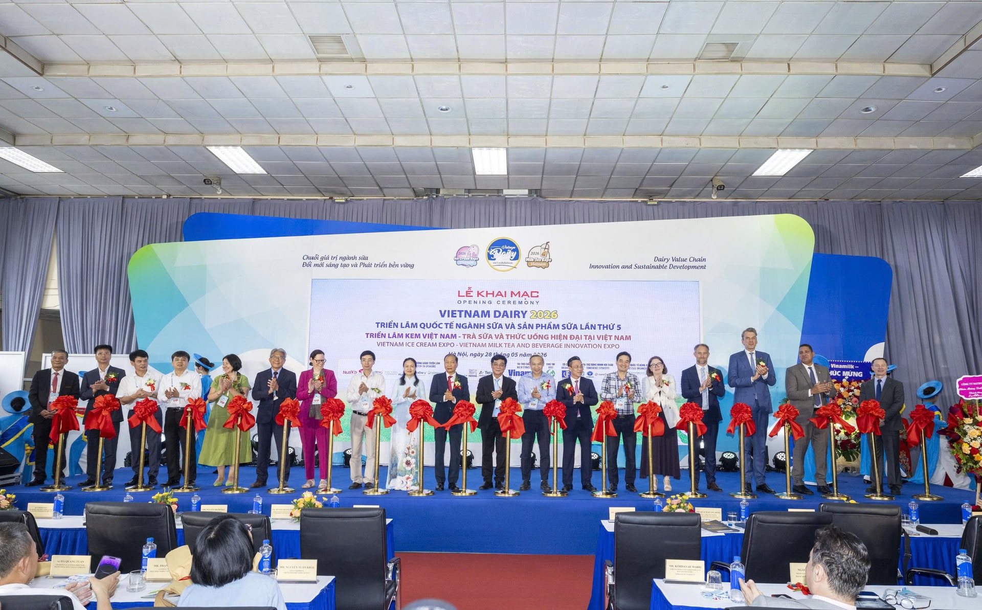 Các đại biểu cắt băng khai mạc chuỗi Triển lãm Quốc tế ngành Sữa và sản phẩm Sữa Việt Nam 2026.