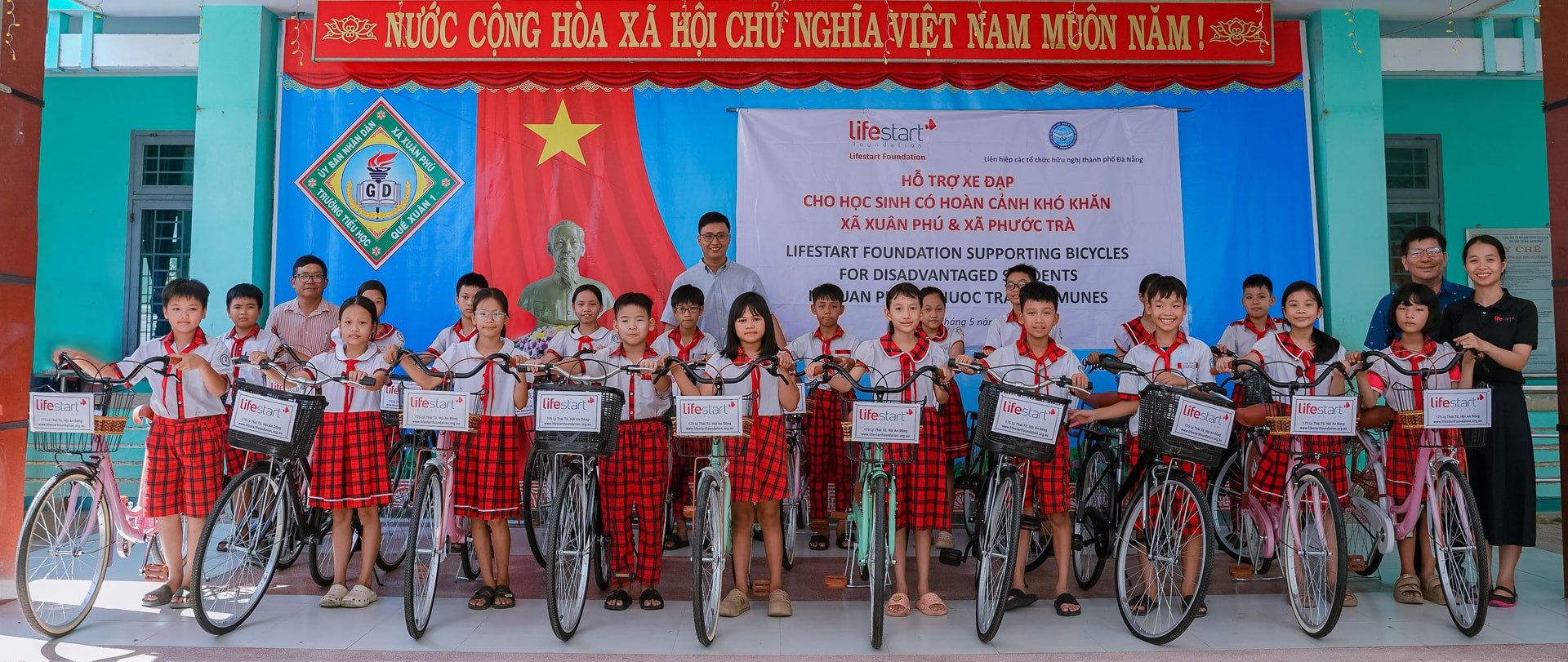 02 Bà Nguyễn Thị Cẩm Nhung, Quản lý tổ chức Lifestart Foundation; thầy Nguyễn Văn Lanh, Hiệu trưởng Trường Tiểu học Quế Xuân 1; và ông Lê Nguyễn Tấn Thành, Phó Trưởng phòng Đối ngoại thuộc Liên hiệp các Tổ chức Hữu