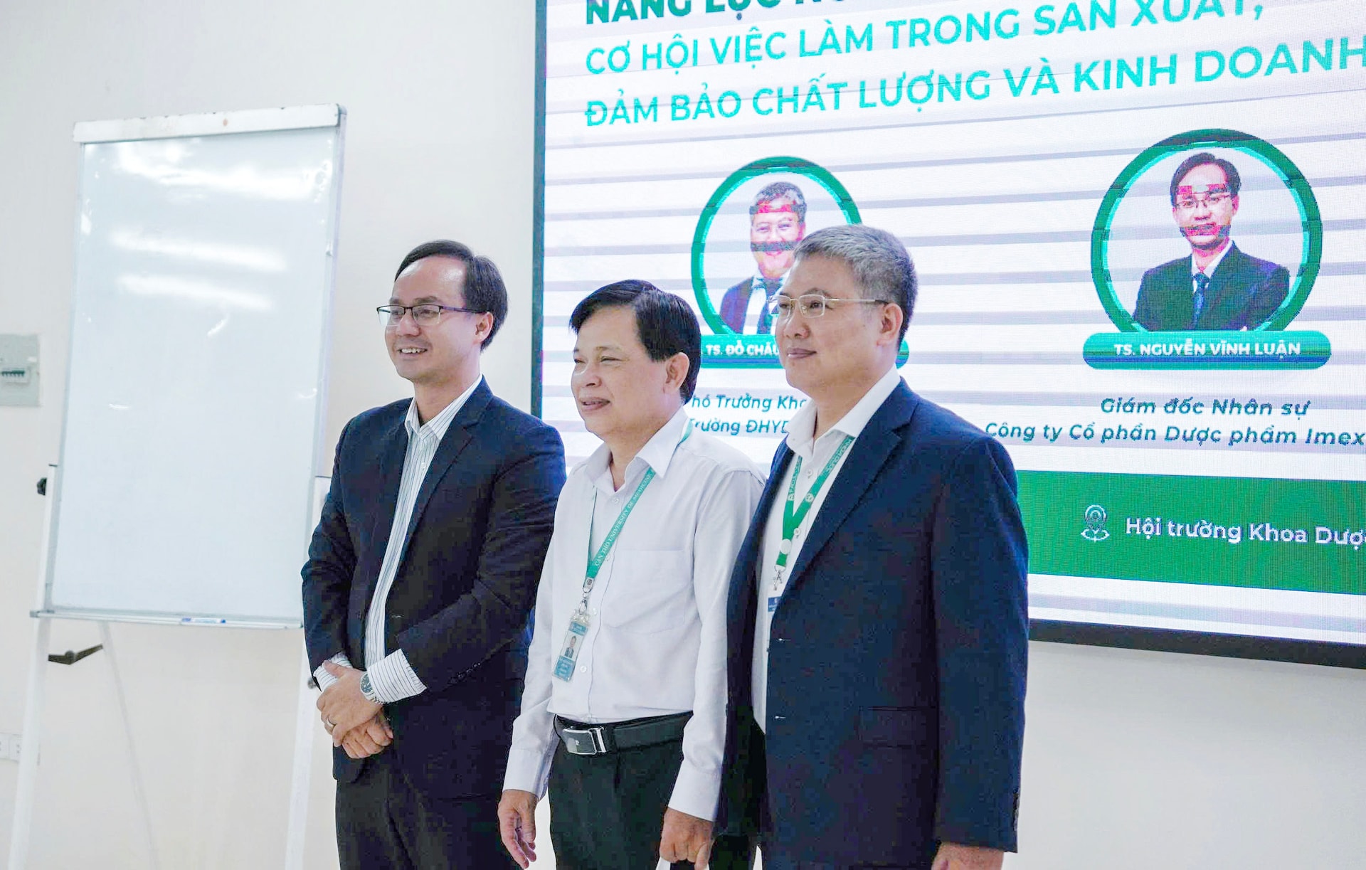 Từ trái sáng phải_ TS. Nguyễn Vĩnh Luận - Giám đốc Nhân sự Imexpharm; PGS.TS. Phạm Thành Suol - Trưởng Khoa Dược và PGS.TS. Đỗ Châu Minh Vinh Thọ - Phó Trưởng Khoa Dược trư