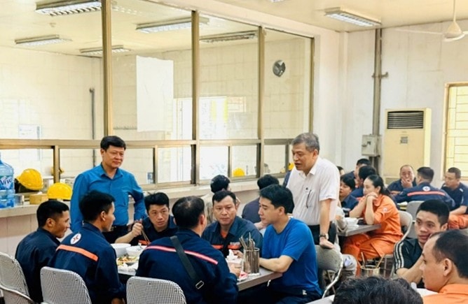 Lãnh đạo Chuyên môn và Công đoàn thăm hỏi, động viên CBCNV tại chương trình “Bữa cơm Công đoàn”