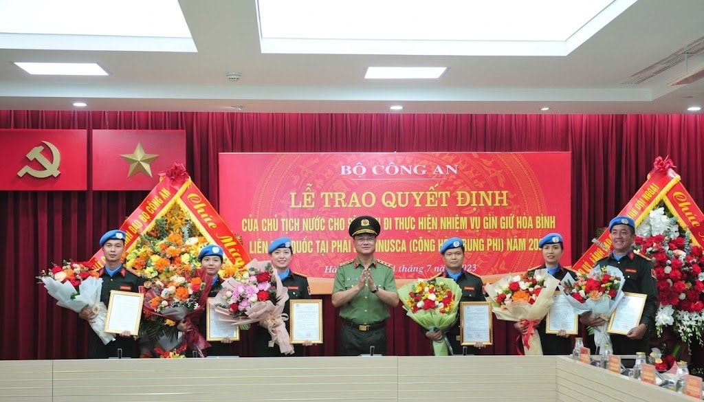 Thứ trưởng Bộ Công an Phạm Thế Tùng trao quyết định cho tổ công tác số 6