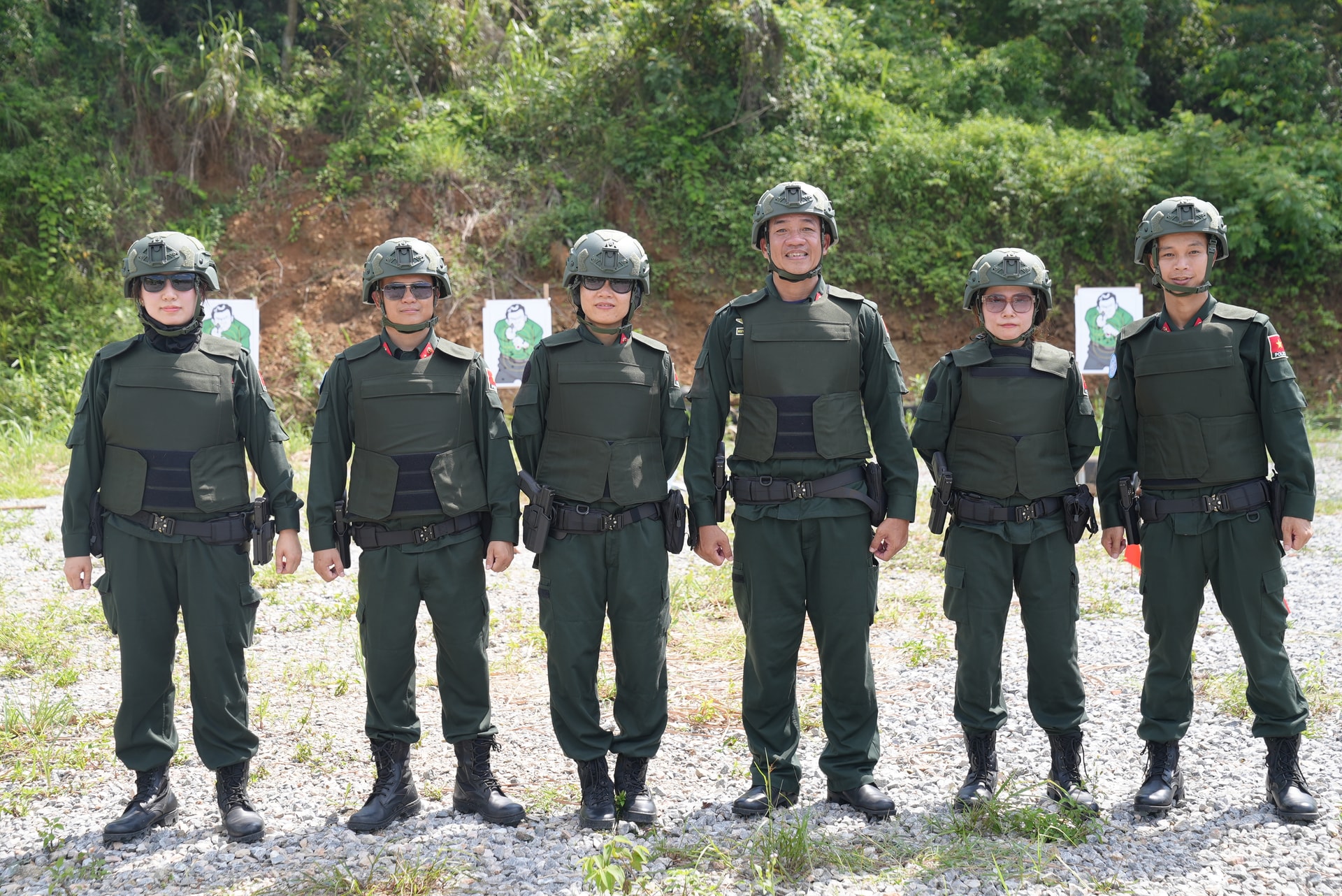 Tổ công tác hoàn thành bài kiểm tra bắn súng