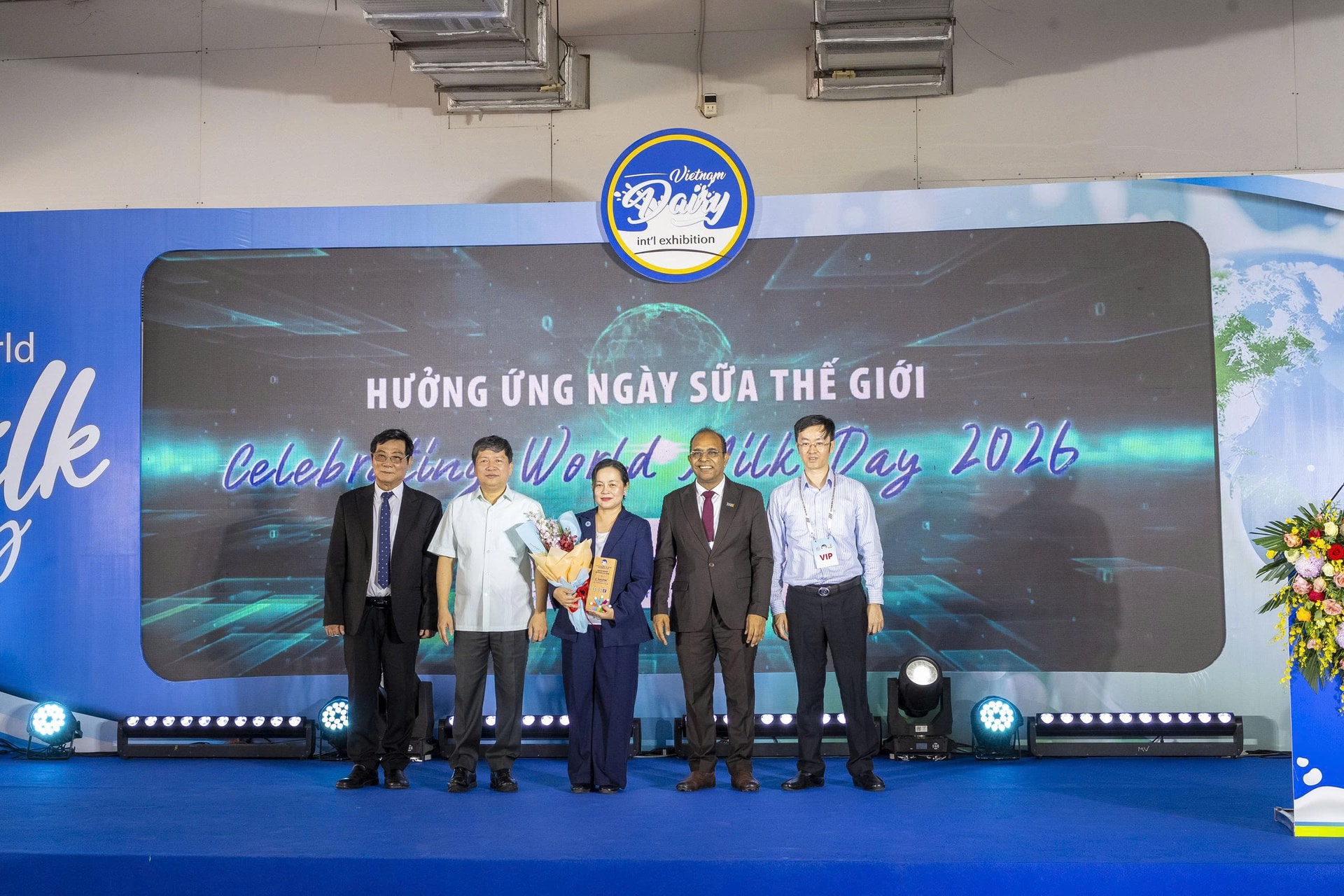 bà Nguyễn Thanh Giang, Tổng Giám đốc Tetra Pak Việt Nam nhận hoa tri ân từ ban tổ chức