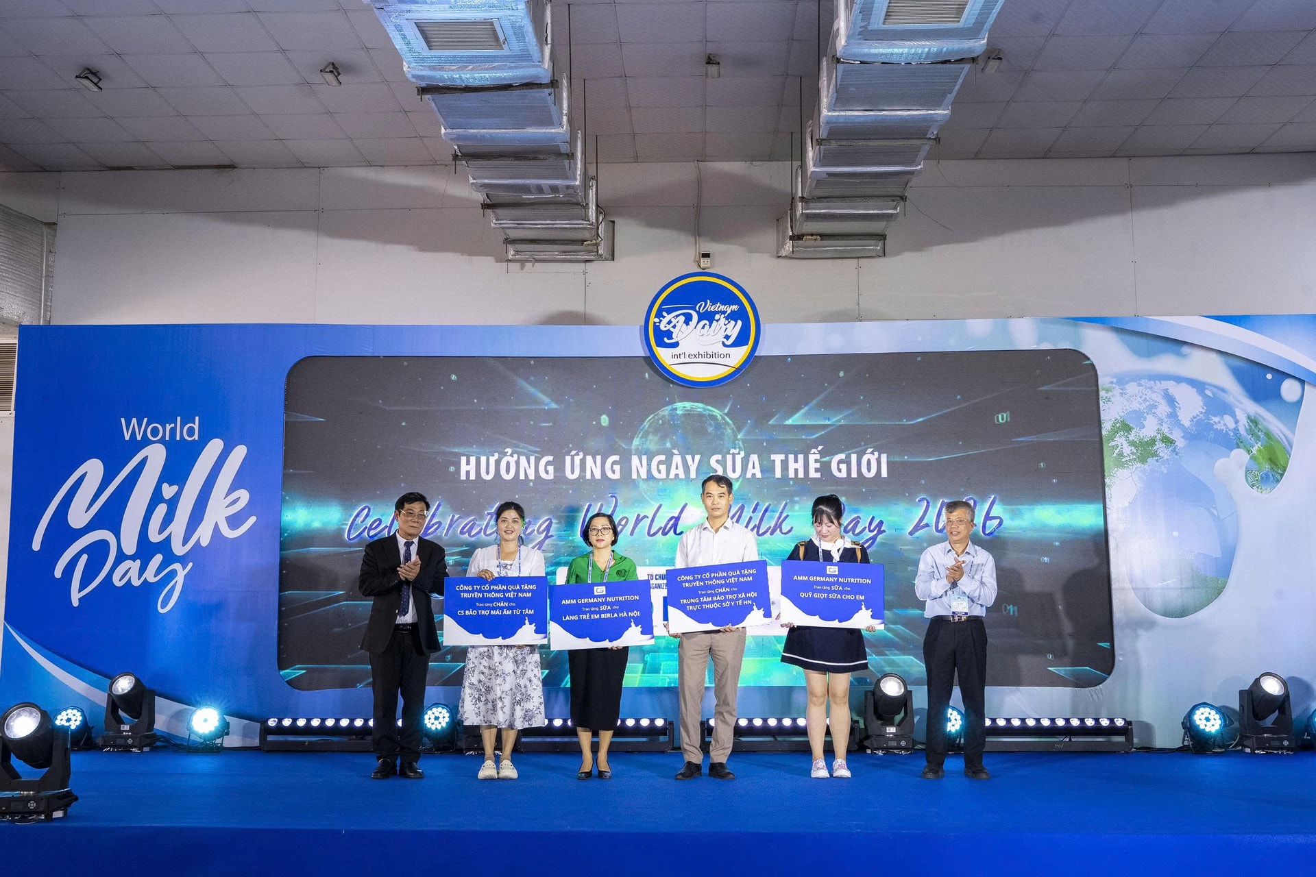 Chủ tịch VDA cùng đại diện các doanh nghiệp đồng hành trao tặng các phần quà ý nghĩa cho các quỹ xã hội, trung tâm bảo trợ trẻ em