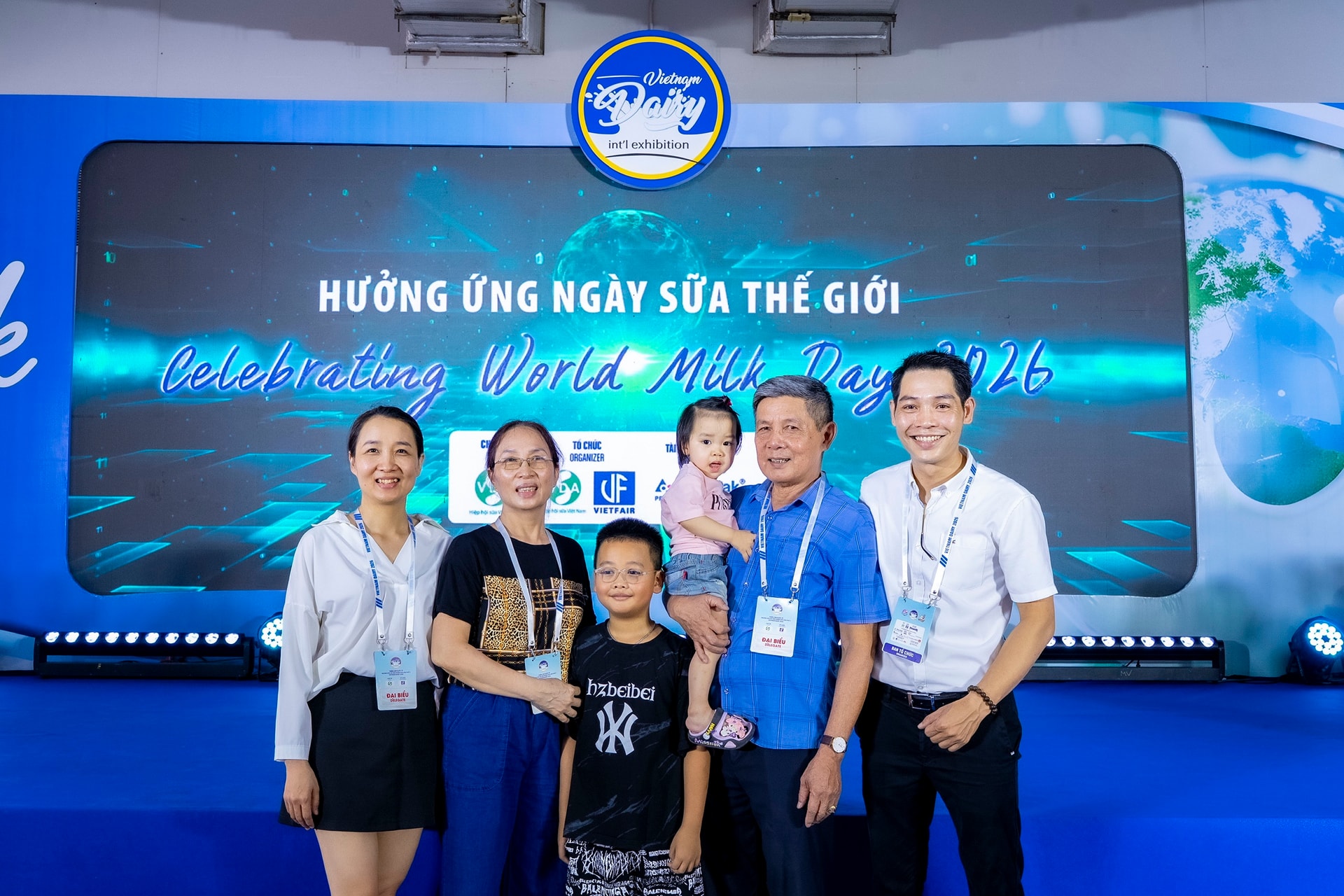 Nhiều gia đình, từ người già đến trẻ nhỏ, đã cùng nhau tham quan, thưởng thức và lựa chọn những sản phẩm sữa chất lượng cao nhân Ngày Sữa Thế giới