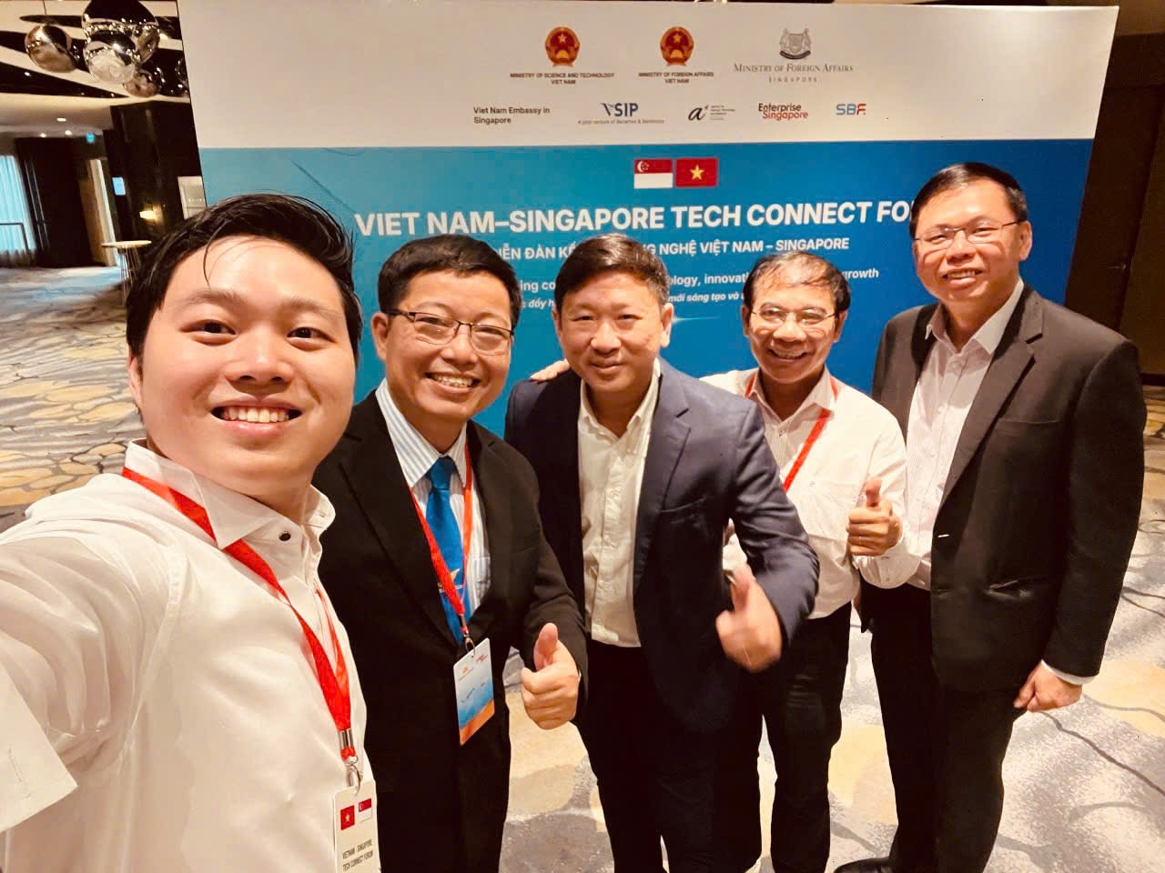 TS Nguyễn Văn Tân, Phó Hiệu trưởng Trường Đại học Lạc Hồng, Ông Jayren Teo ... cùng chụp ảnh kỷ niệm với khách mời Singapre tham dự Diễn đàn