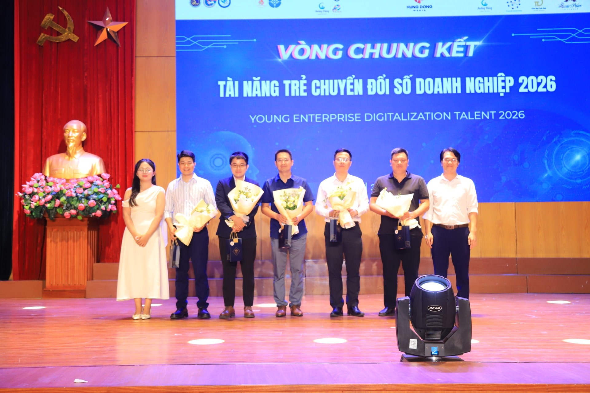 Cuộc thi thực hành chuyển đổi số YEDT 2026 tại Đại học Giao thông Vận tải, nơi sinh viên trực tiếp giải quyết các bài toán vận hành mô phỏng của doanh nghiệp.