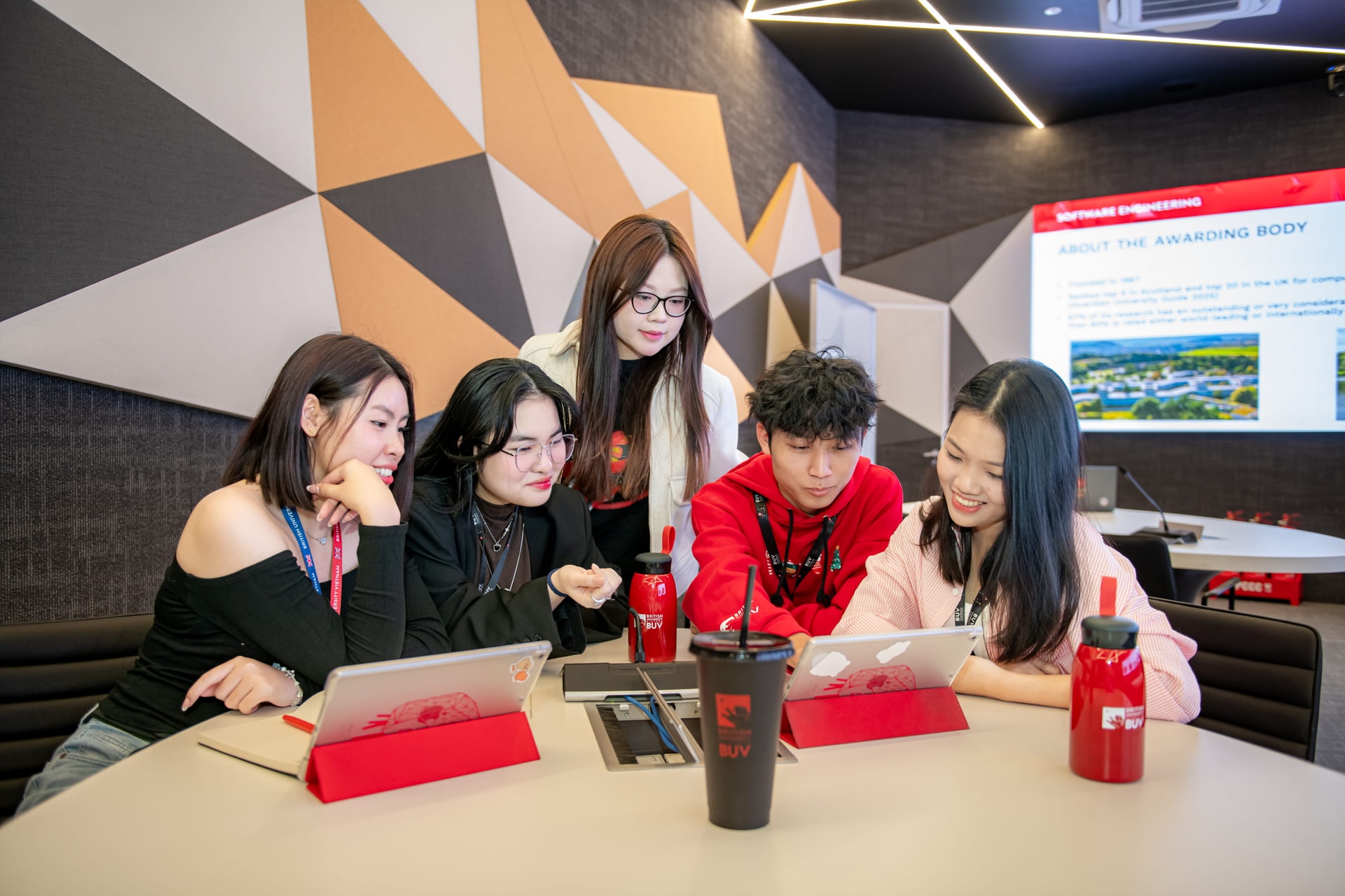 Nhiều trường đại học chuyển từ cấm đoán sang xây dựng khung hướng dẫn sử dụng AI minh bạch, có trách nhiệm.