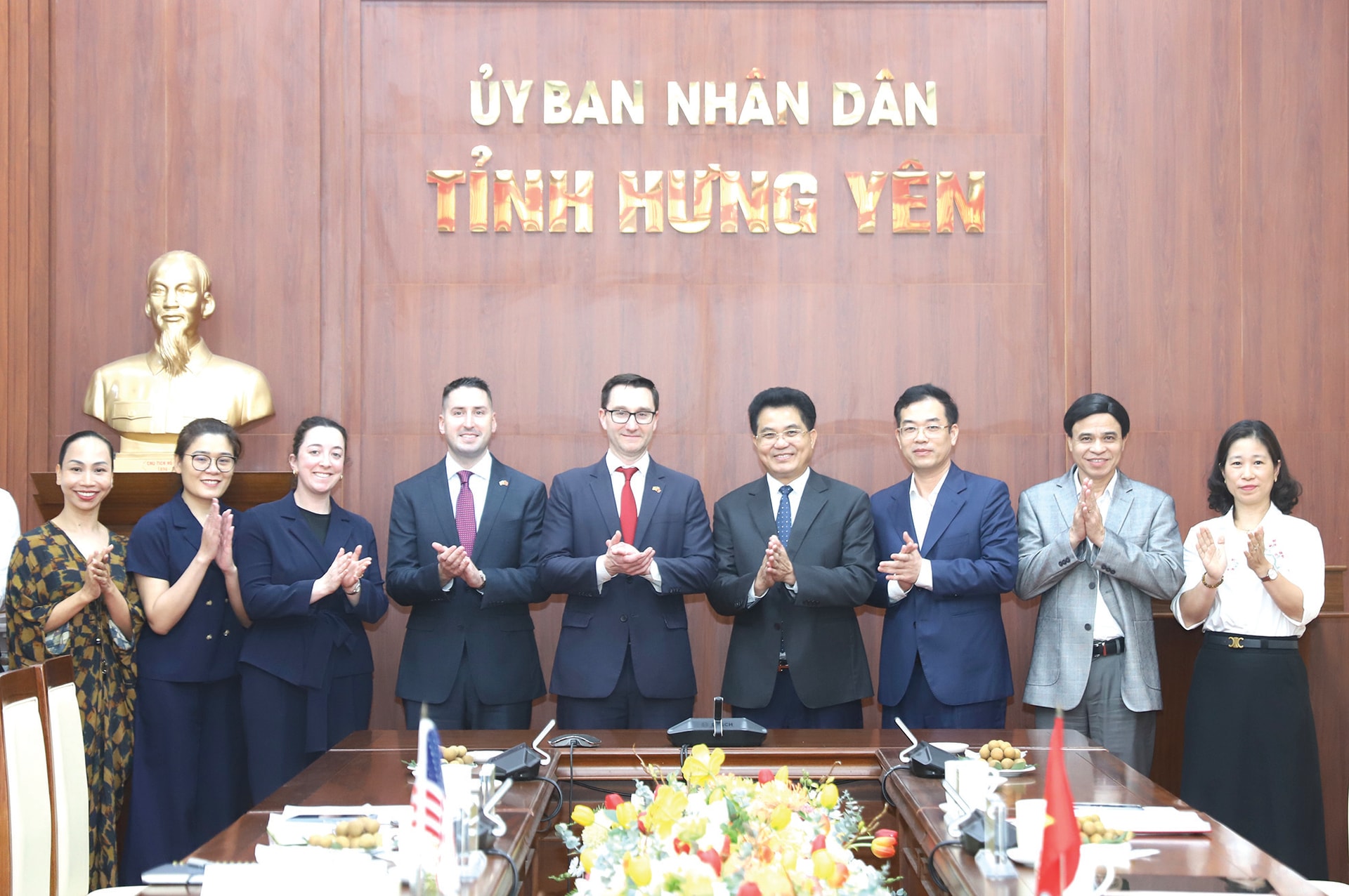 Các đại biểu chụp ảnh lưu niệm.