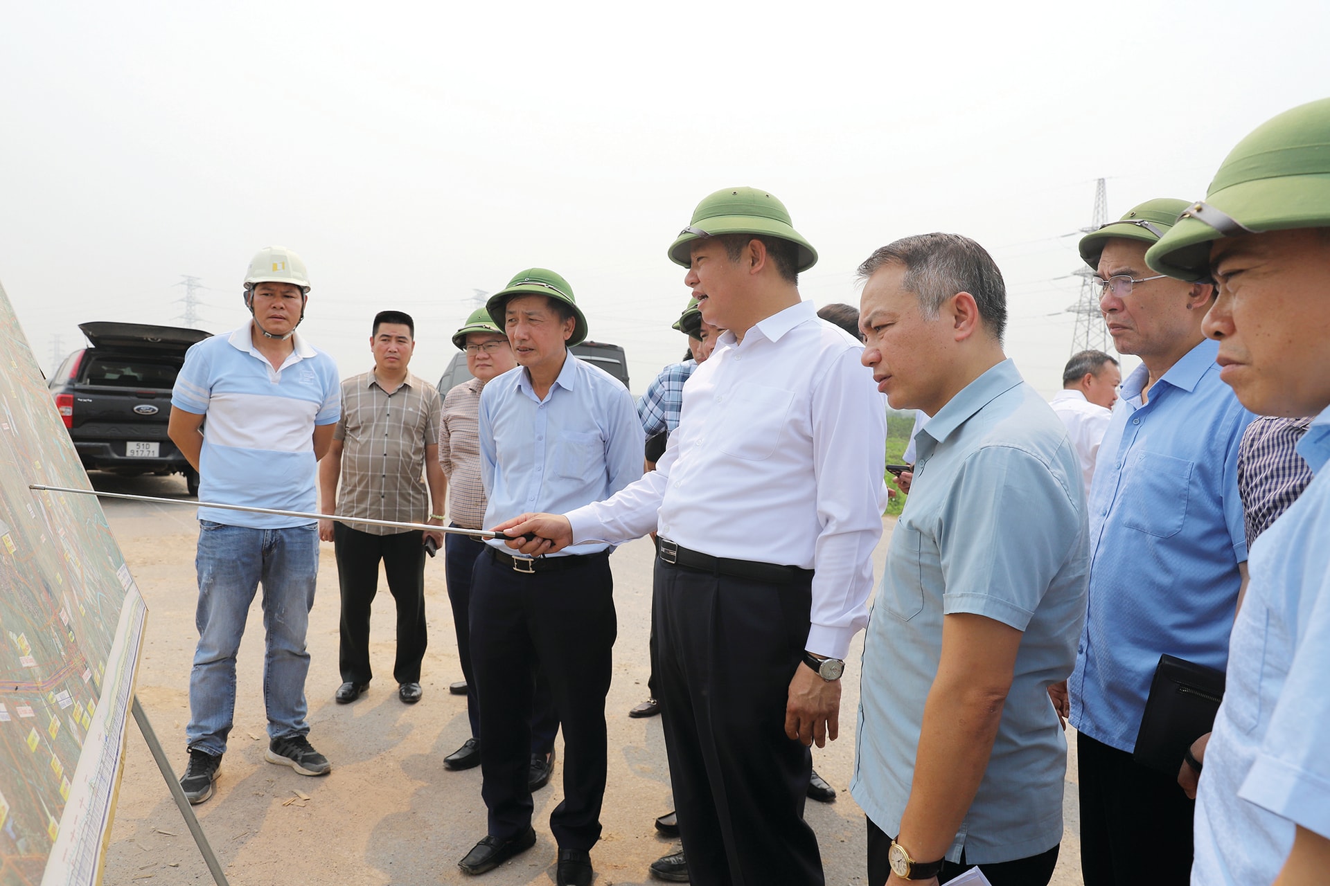 Đồng chí Phó Bí thư Tỉnh ủy Nguyễn Mạnh Quyền khảo sát vị trí nút giao giữa tuyến đường Vành đai 4 với đường ĐT.379