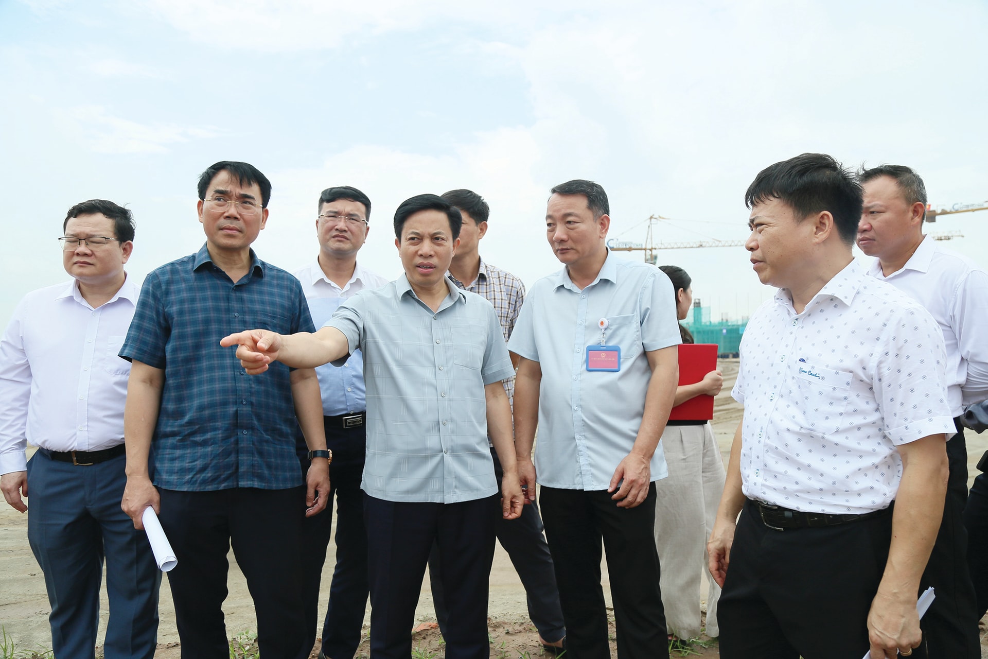 Đồng chí Phó Chủ tịch UBND tỉnh Lại Văn Hoàn kiểm tra công tác giải phóng mặt bằng dự án đường Đông - Tây I, (đoạn từ ĐT.378 đến ĐT.382B).