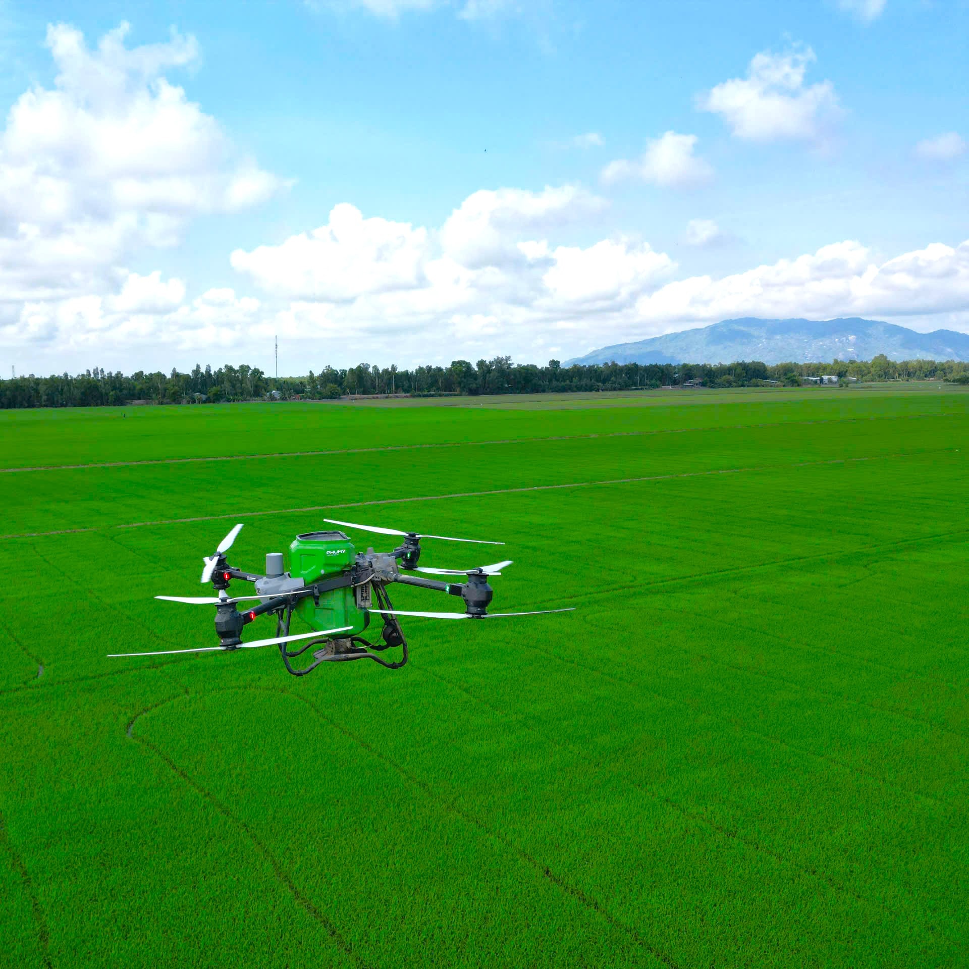 Giải pháp dùng thiết bị bay không người lái (drone) tiết kiệm chi phí đem lại hiệu quả cho bà con nông dân