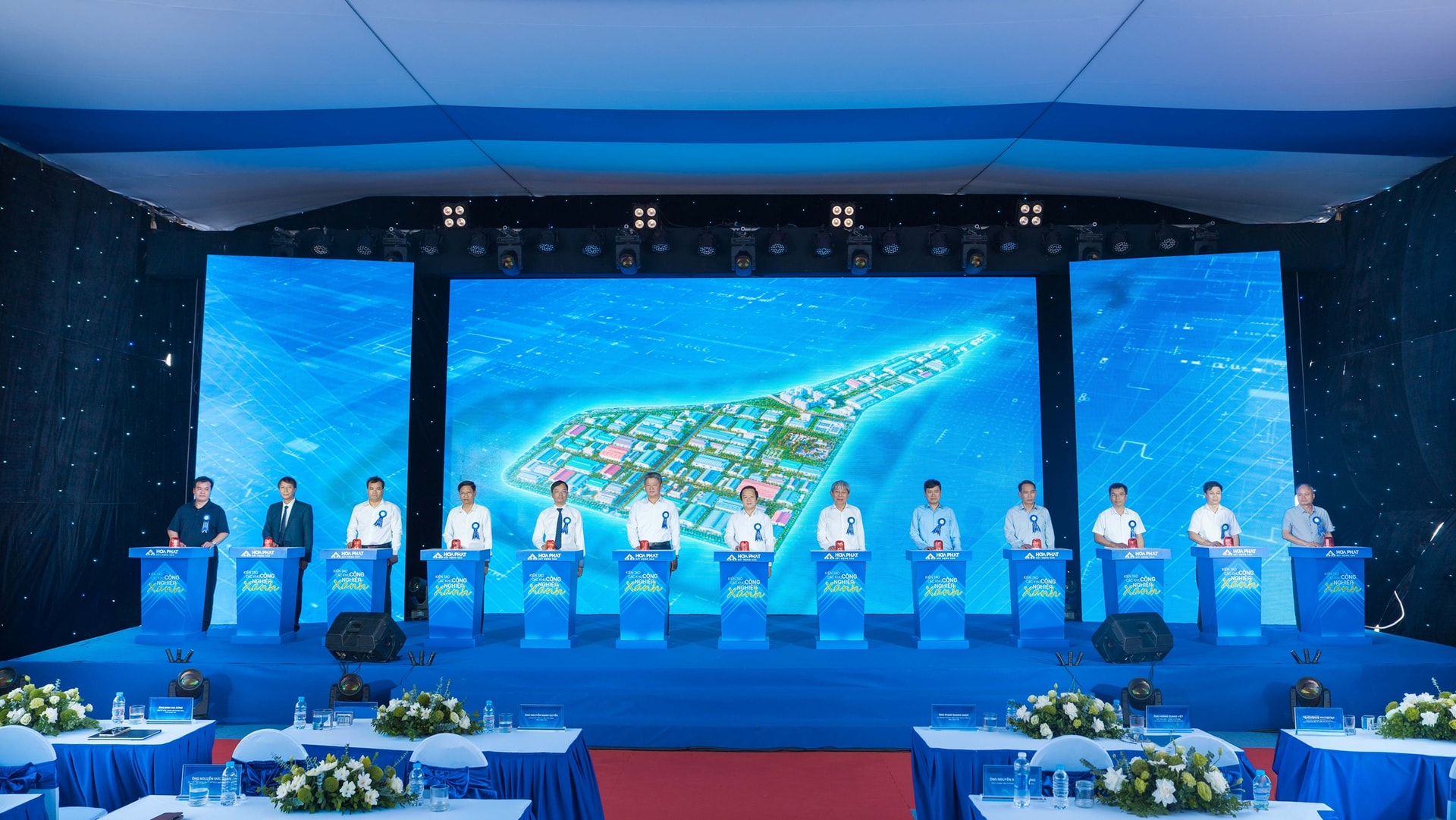 Ông Phạm Quang Ngọc, Bí thư Tỉnh ủy tỉnh Hưng Yên; ông Nguyễn Mạnh Quyền, Chủ tịch UBND tỉnh Hưng Yên cùng đại diện chính quyền các xã Yên Mỹ, Việt Tiến, Xuân Trúc và Ban lãnh đạo Tập đoàn Hòa Phát thực hiện nghi thức bấm nút khởi công Khu công nghiệp Số 02 - Hưng Yên