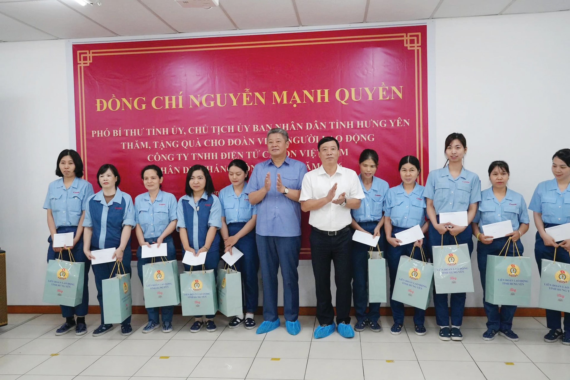 ông Quyền thăm người lao động công ty TNHH Điện tử Canon Việt Nam nhân dịp tháng công nhân