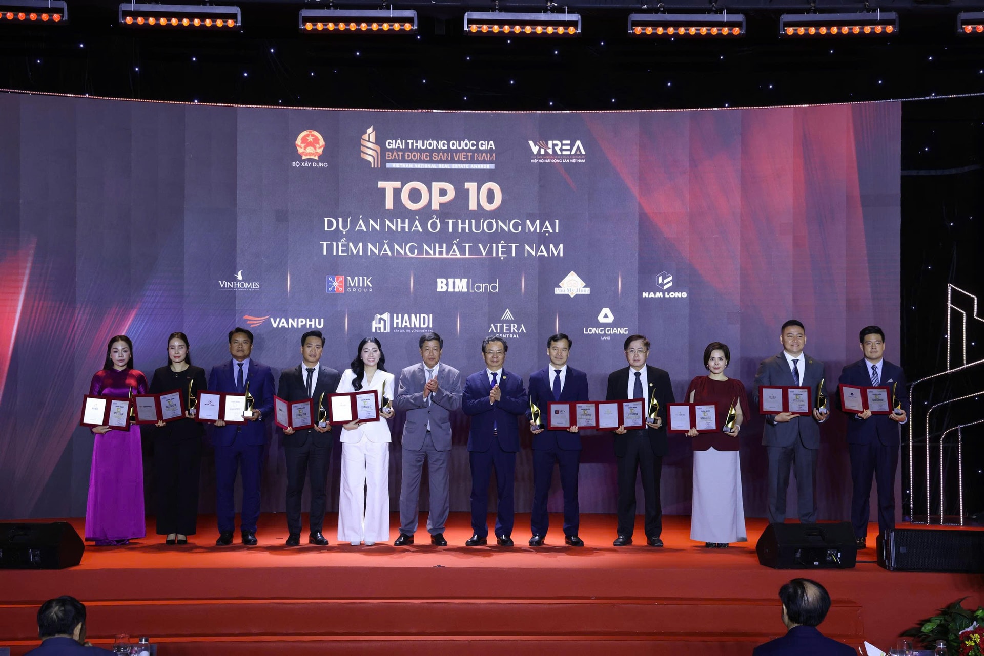 Những doanh nghiệp có tốc độ phát triển ấn tượng và tiềm năng tăng trưởng mạnh được xướng tên trong hạng mục Top 10 doanh nghiệp bất động sản triển vọng nhất Việt Nam.