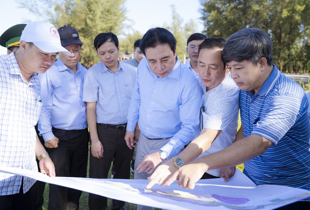Chủ tịch UBND thành phố Nguyễn Khắc Toàn khảo sát thực địa khu vực đầm phá Tam Giang, rừng ngập mặn và hạ tầng ven biển phía Đông