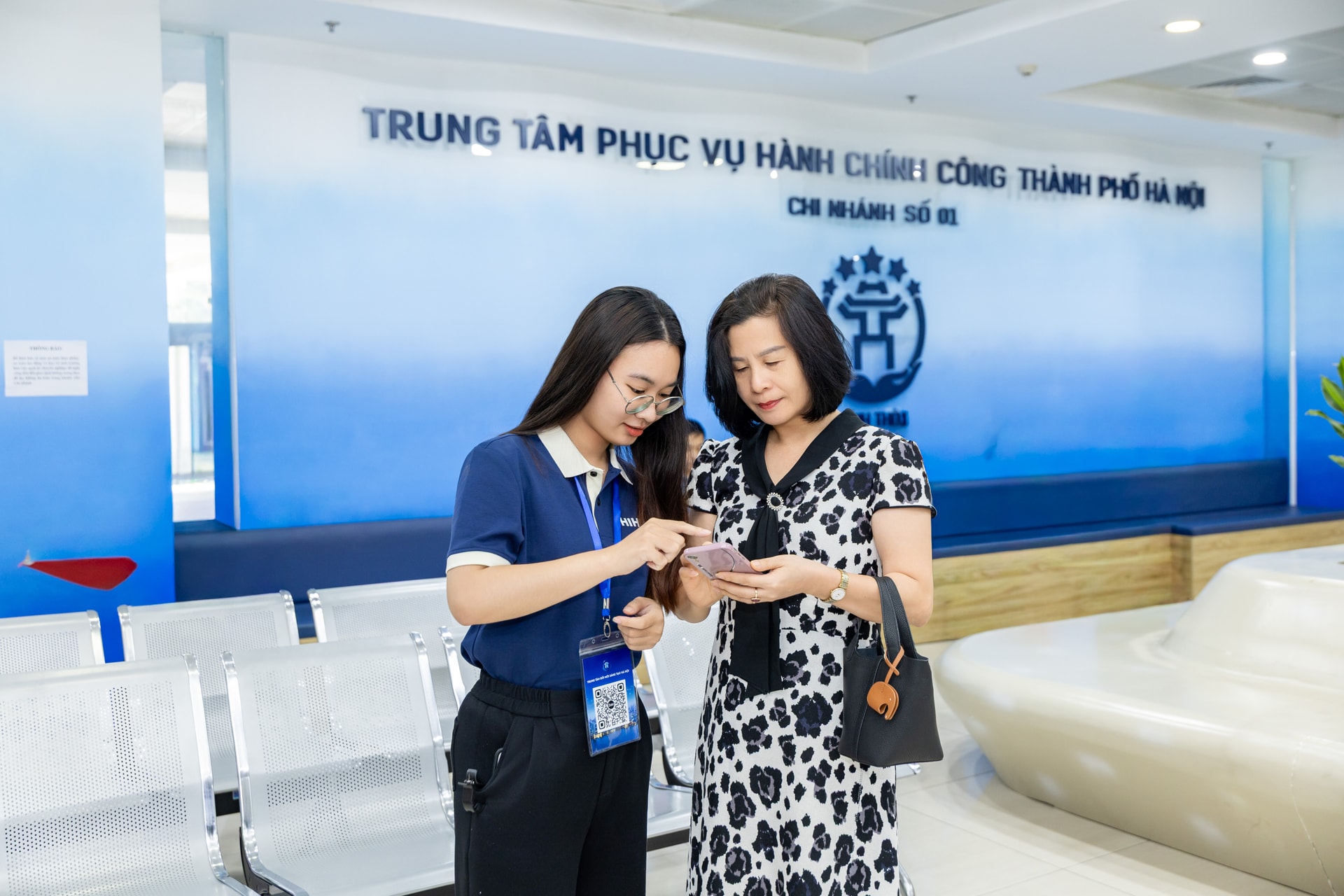 Người dân được TN V hướng dẫn thực hiện khảo sát ngay sau khi thực hiện thủ tục hành chính công