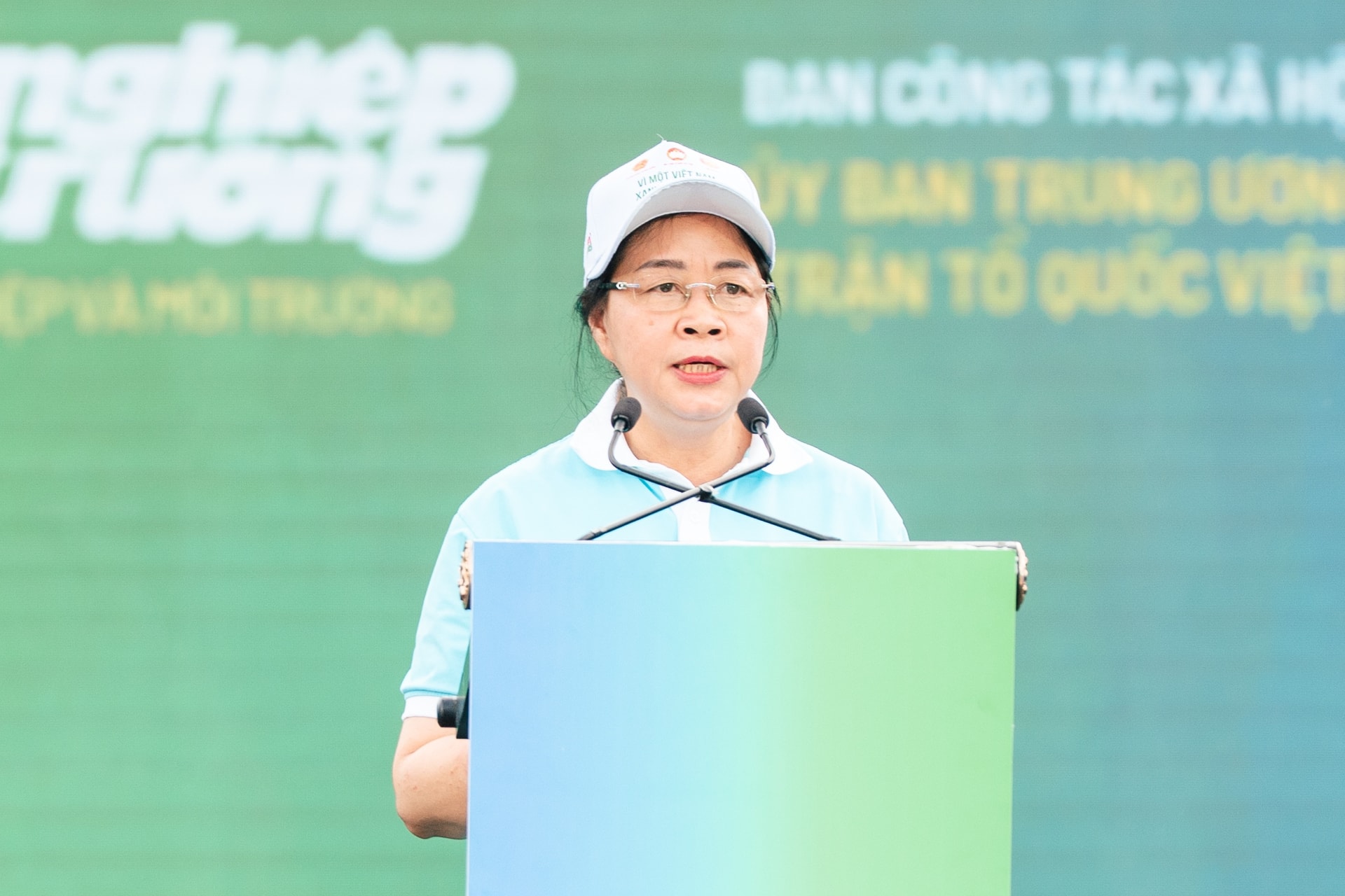 a Bà Bùi Thị Minh Hoài